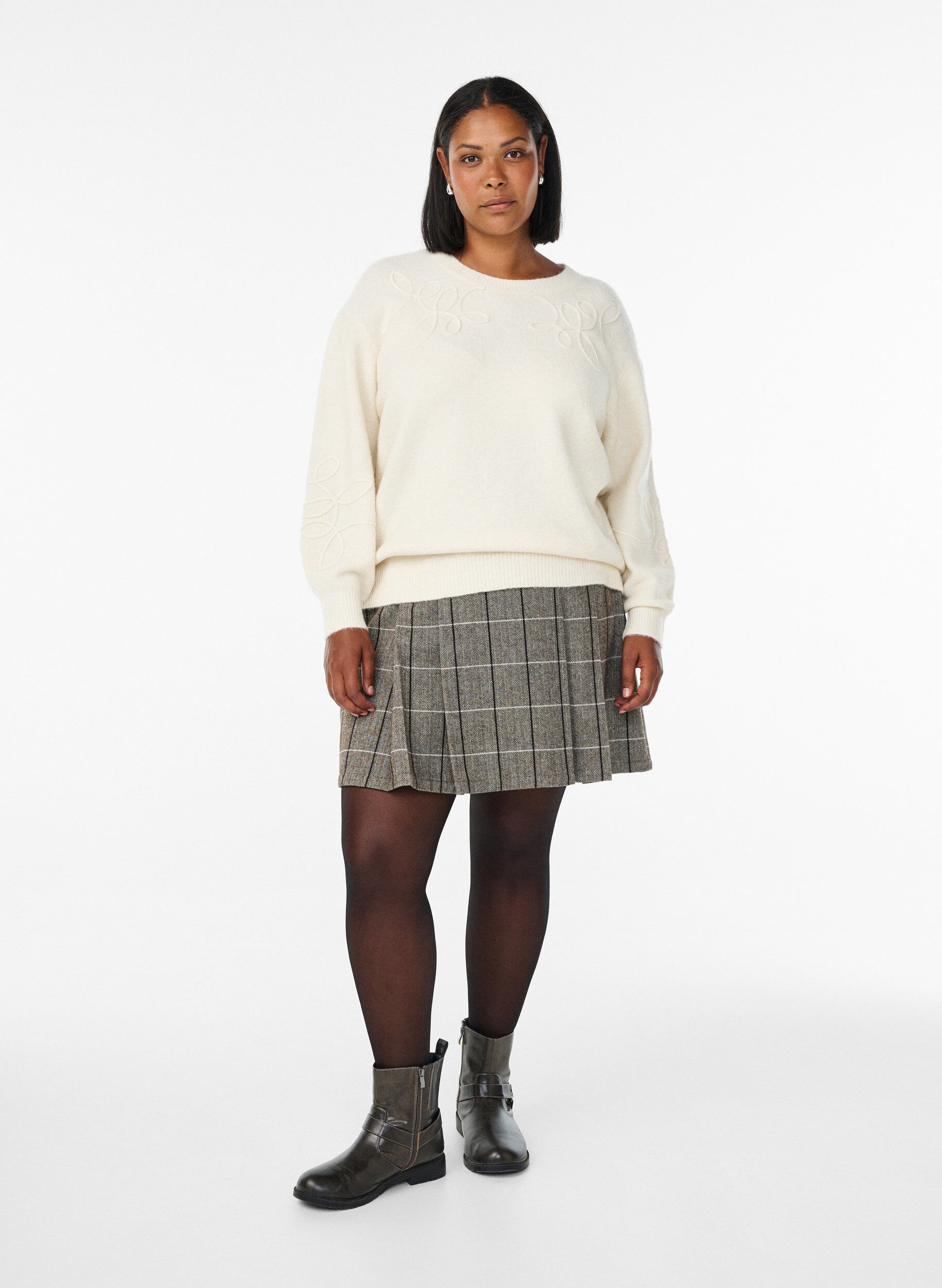 Zizzi Strikbluse med p&aring;syede snoredetaljer, Beige, Model image number 1