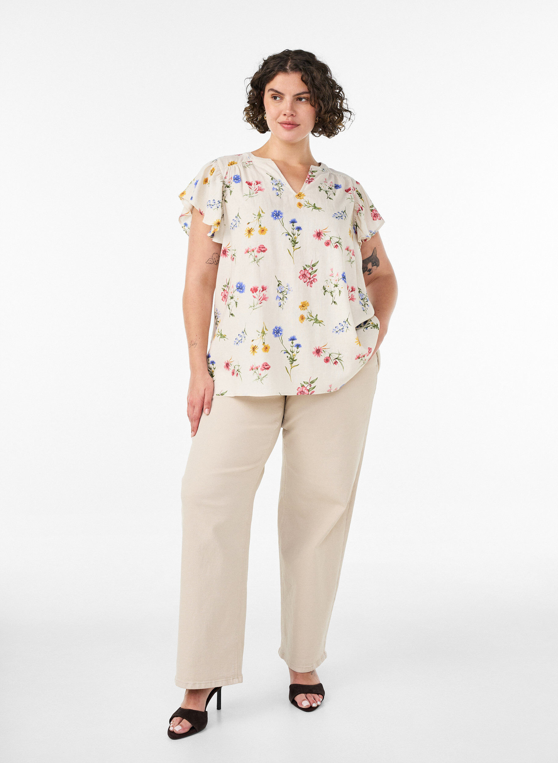 ZizziBluse i h&oslash;r og viskose med fl&aelig;se&aelig;rmer, Beige, Model image number 1