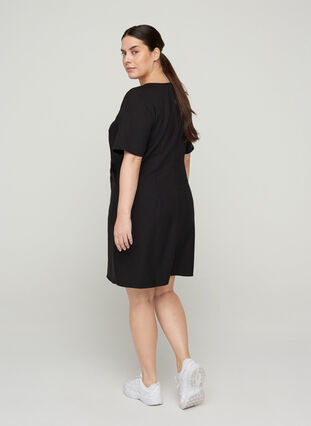 Ensfarvet etui kjole med v-udskæring, Black, Model image number 1