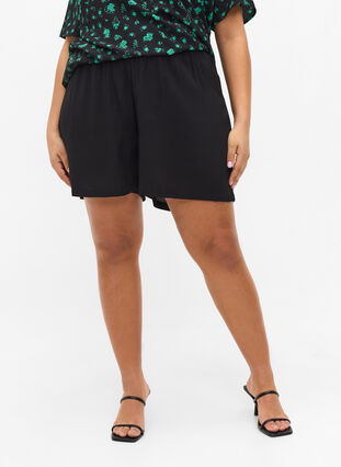 Løstsiddende shorts i viskose, Black, Model image number 1