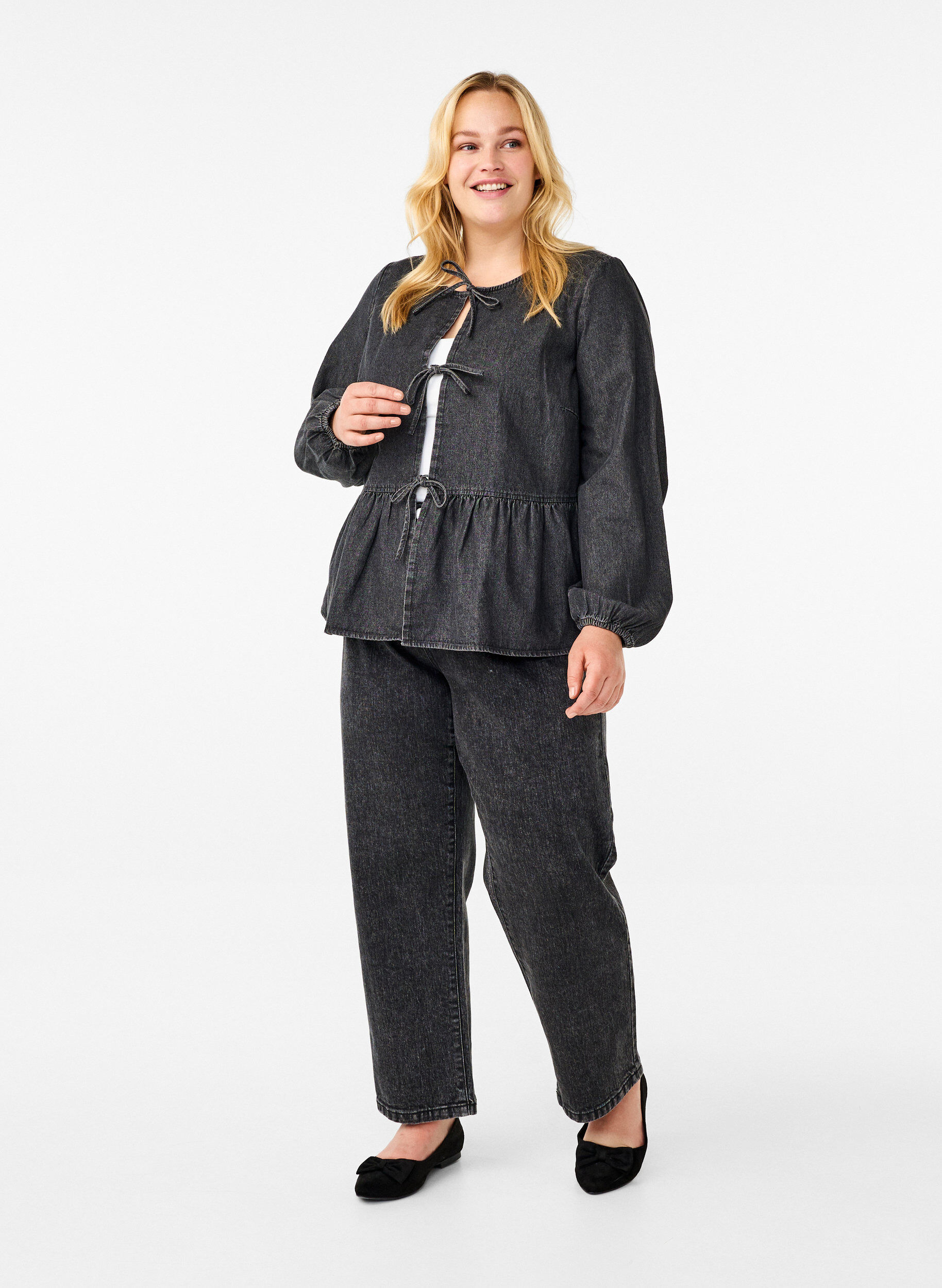 Zizzi Peplum bluse i denim med bindelukning, Gr&aring;, Model image number 1