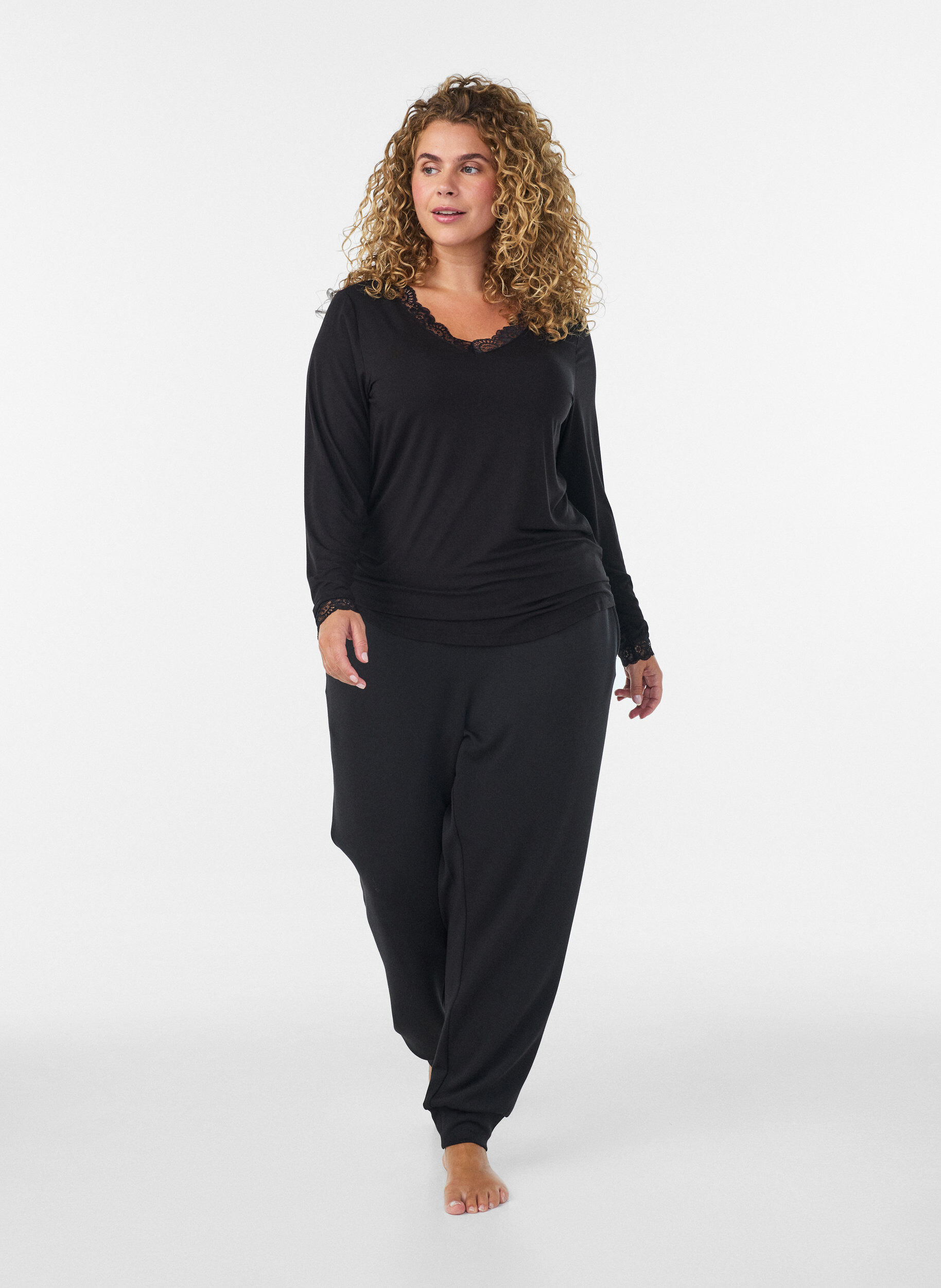 ZizziViskosebluse med blondekanter og V-hals, Sort, Model image number 1