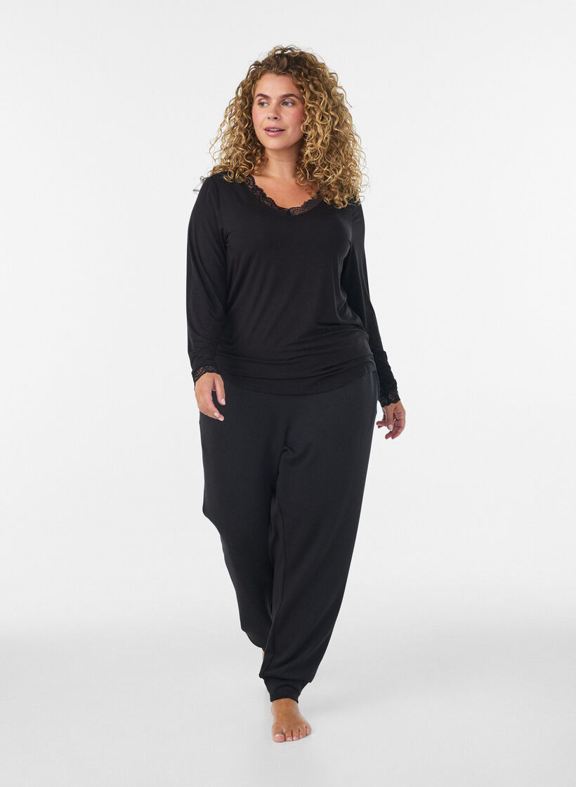 Viskosebluse med blondekanter og V-hals, Sort, Model image number 1