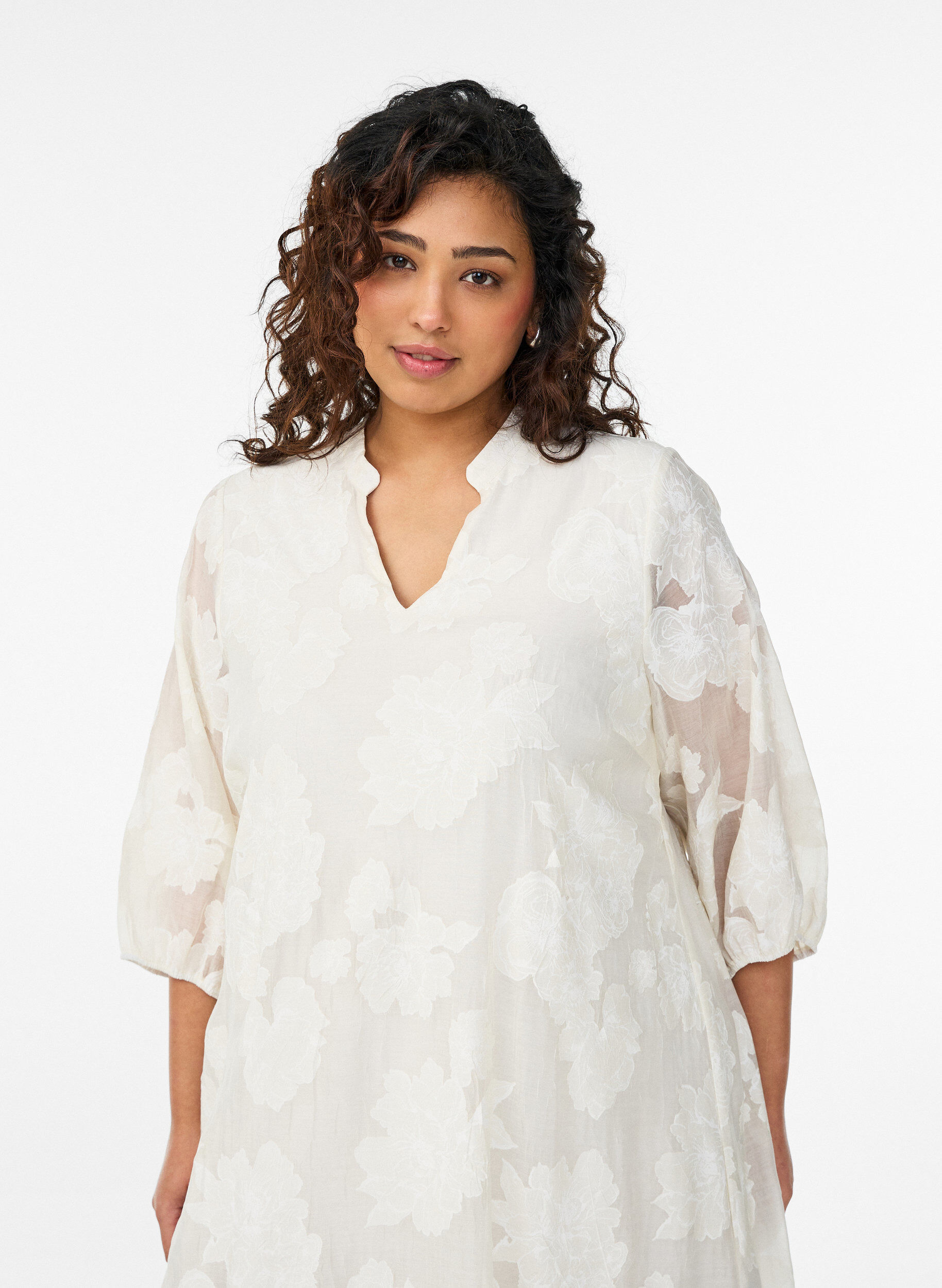 Zizzi Midikjole med blomstermotiver og transparente 3/4-&aelig;rmer, Beige, Model image number 2