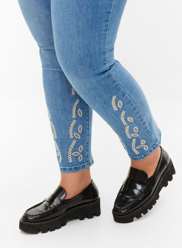 Cropped Emily jeans med broderi, Blue denim, Model image number 3