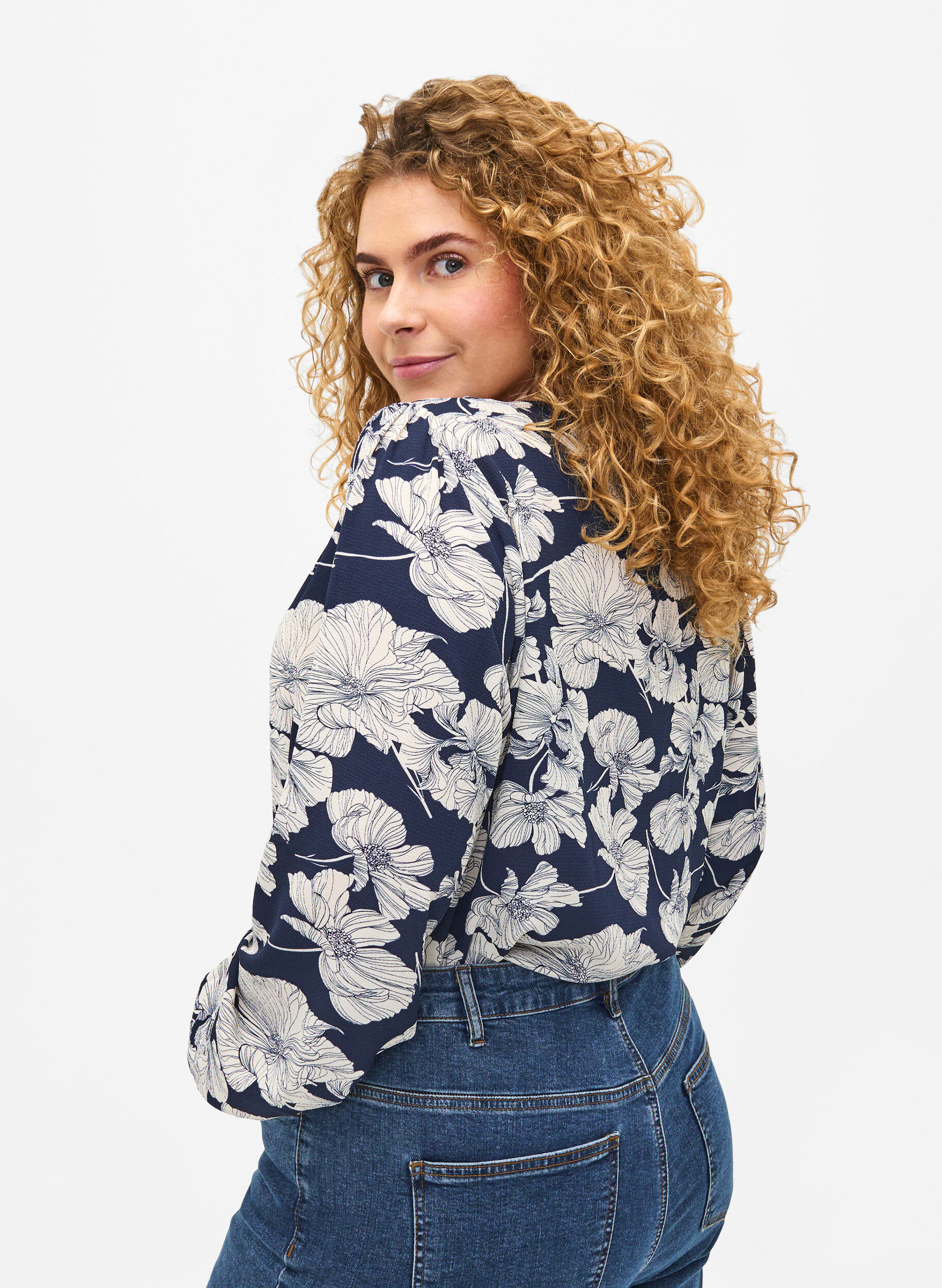 Zizzi Skjortebluse med v-hals og print, Navy B. Flower AOP, Model image number 1