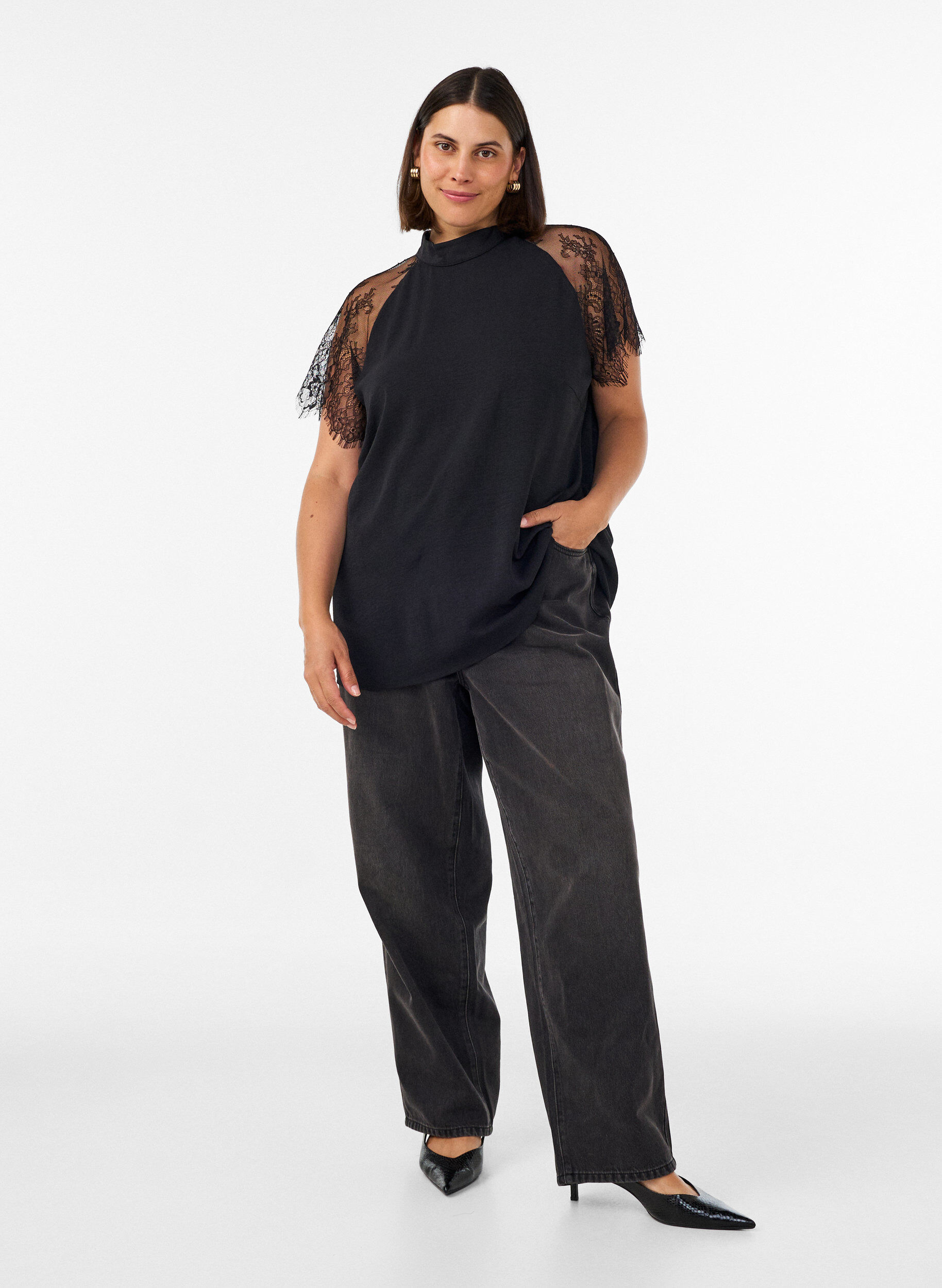 ZizziBluse med korte blonde&aelig;rmer og h&oslash;j hals, Sort, Model image number 1