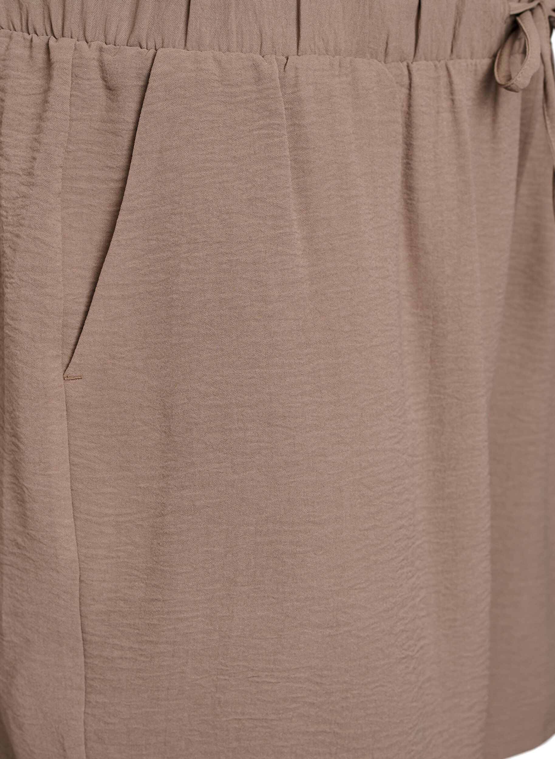 Zizzi Shorts med lommer og elastik i taljen, Brun, Packshot image number 2