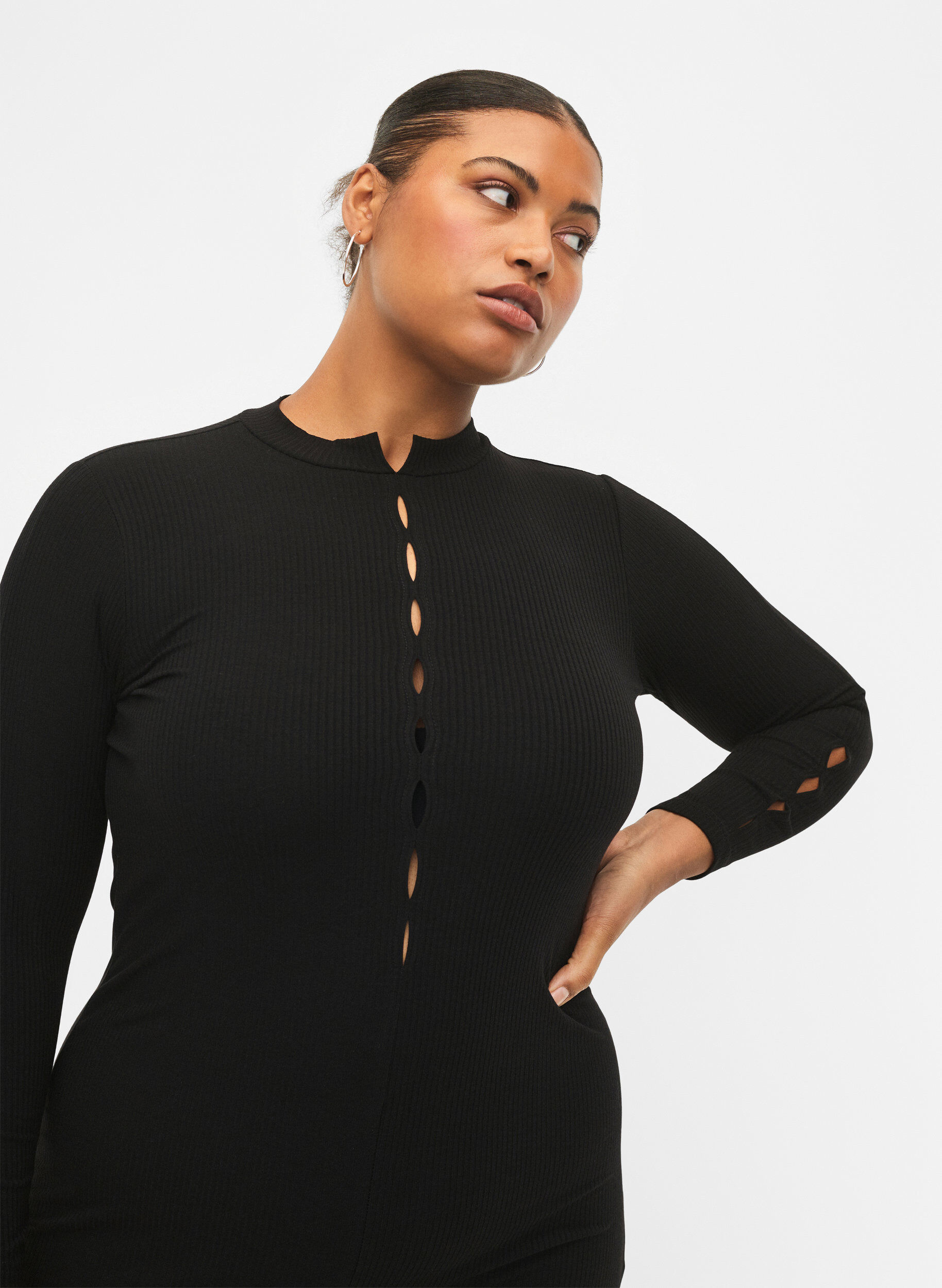 Zizzi T&aelig;tsiddende kjole med huldetaljer, Black, Model image number 2