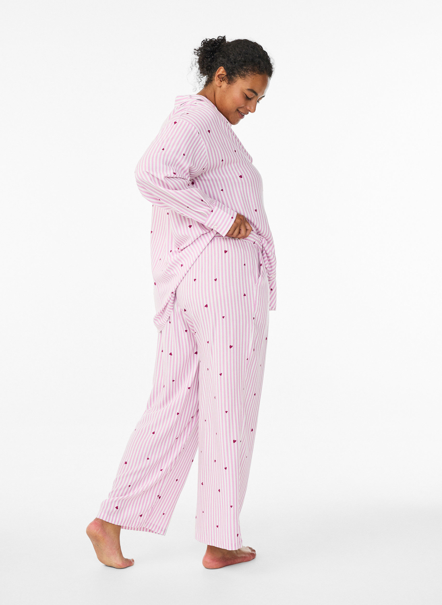 Zizzi L&oslash;se natbukser med striber og hjerter, Lyser&oslash;d, Model image number 1