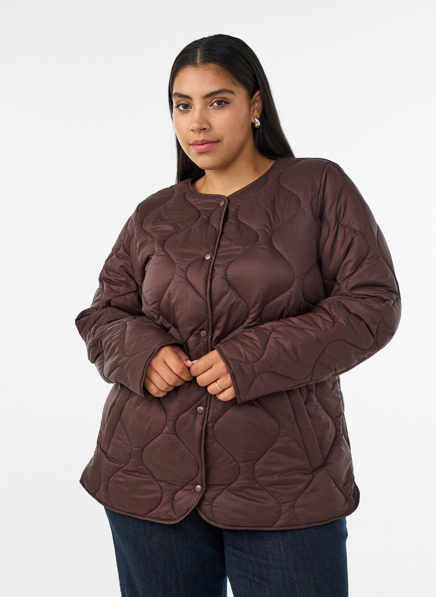 ZizziQuiltet jakke med trykknapper og rund hals, Brun, Model image number 0
