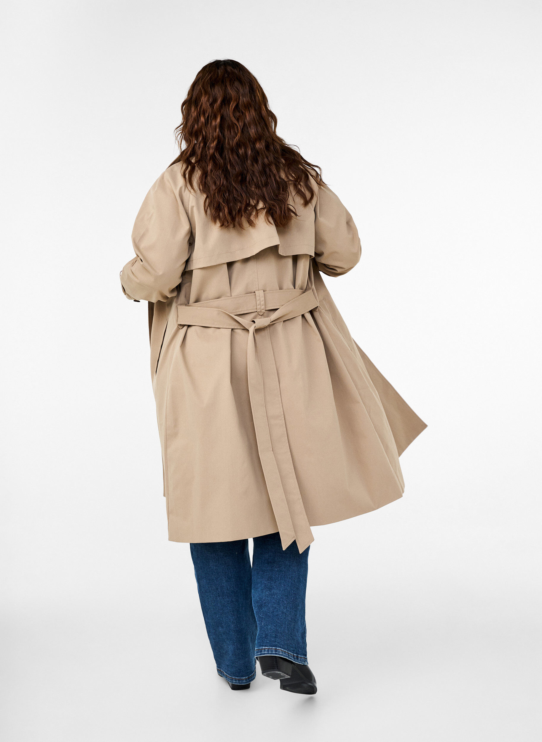 Zizzi Klassisk lang trenchcoat med b&aelig;lte, Chinchilla, Model image number 1