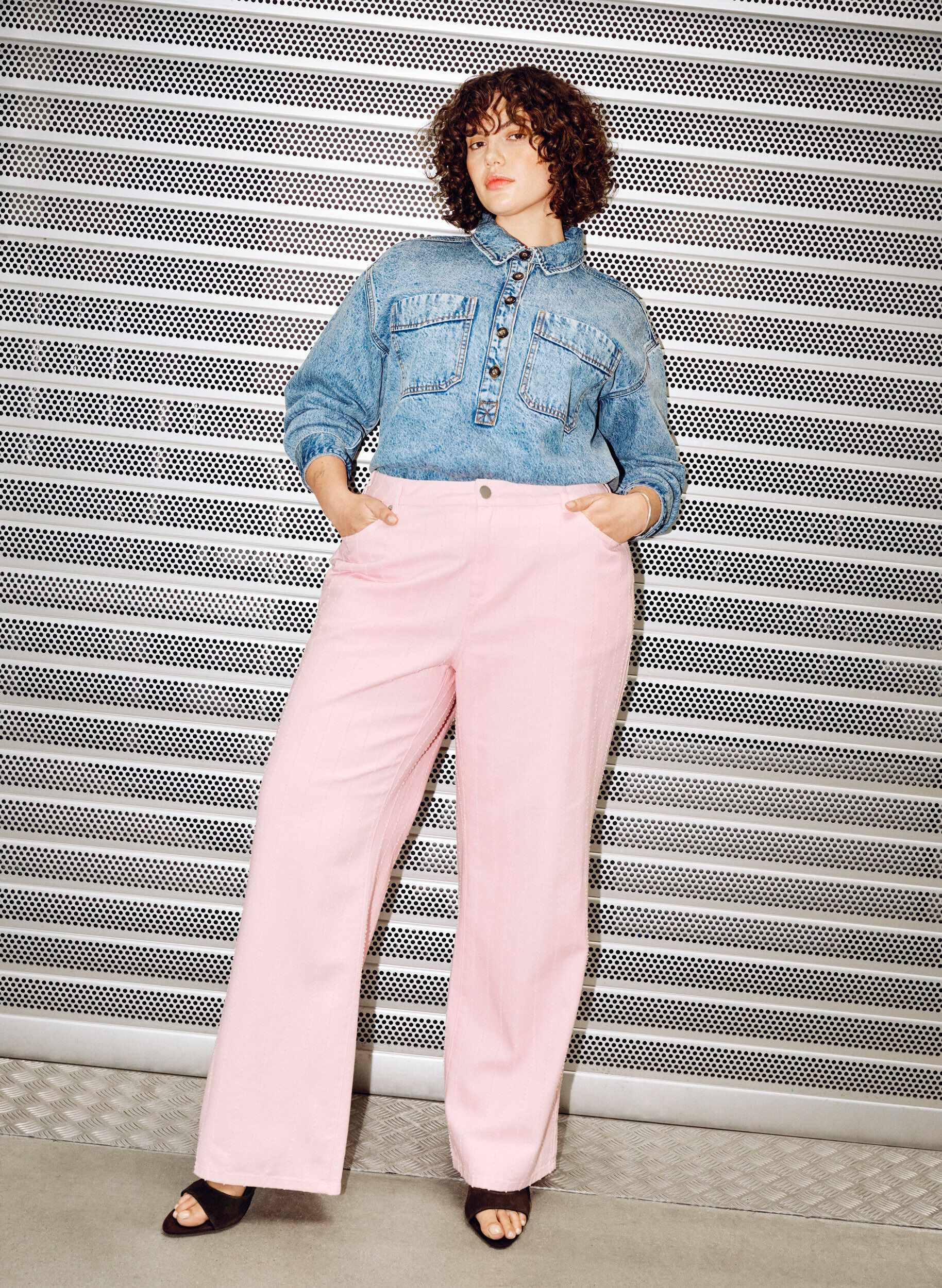 Zizzi Myra jeans i farvet denim med wide fit og teksturm&oslash;nster, Lyser&oslash;d, Image image number 0