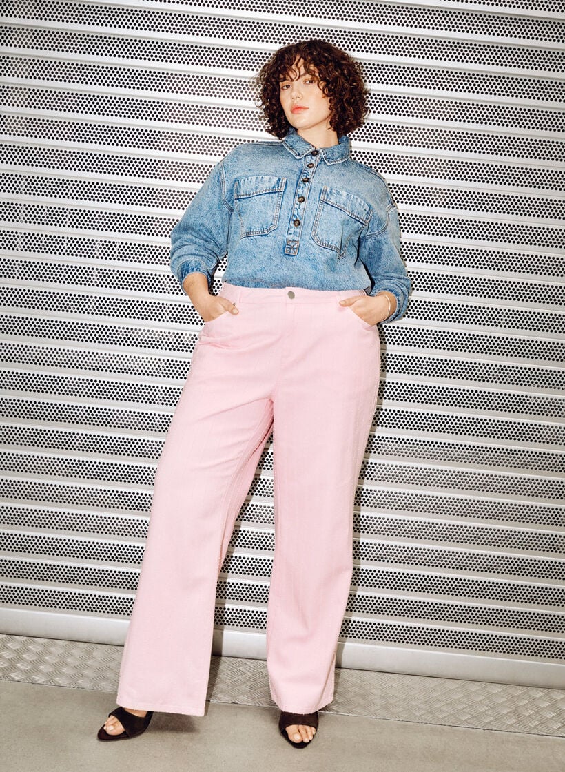 Myra jeans i farvet denim med wide fit og teksturm&oslash;nster, Lyser&oslash;d, Image image number 0