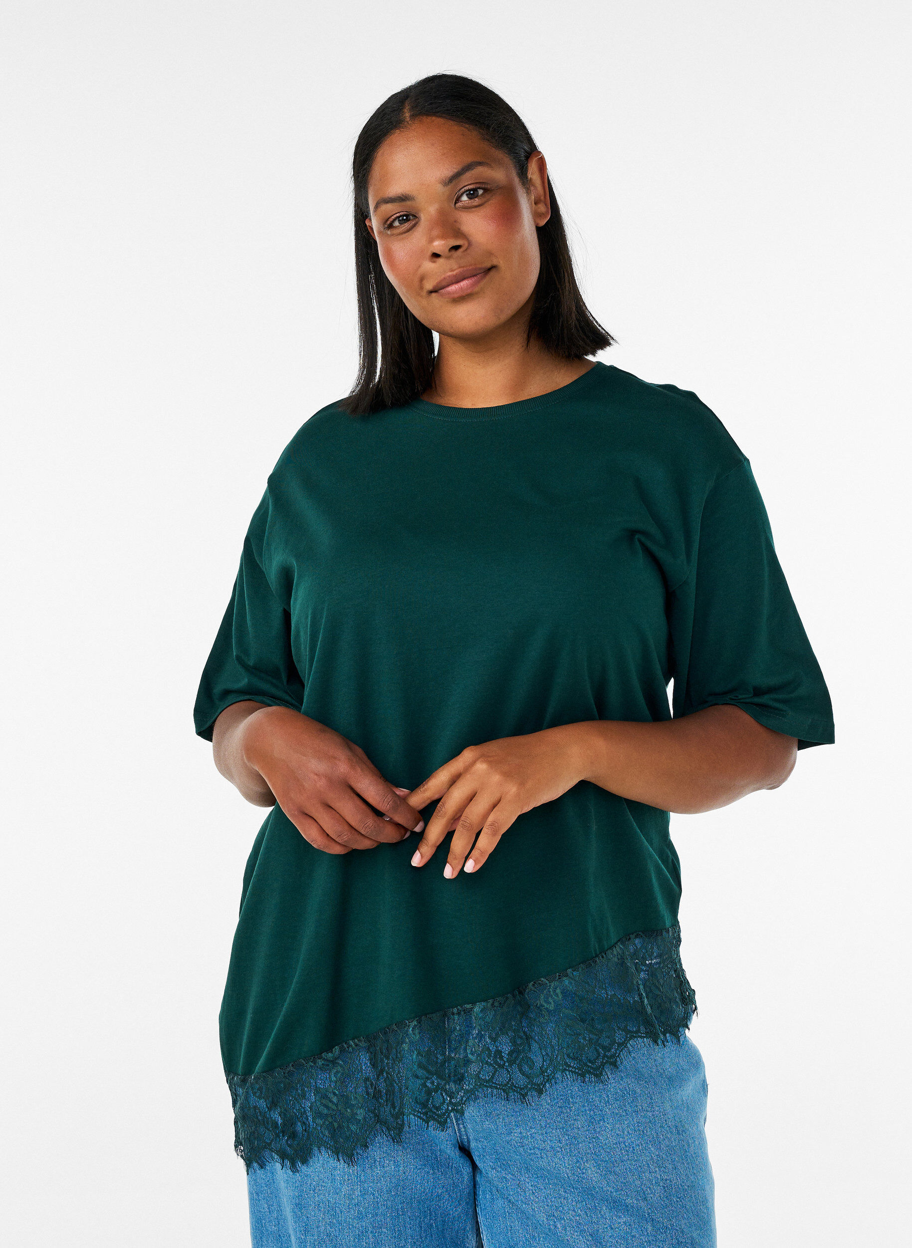 T-shirt med asymmetrisk blondekant, Gr&oslash;n, Model