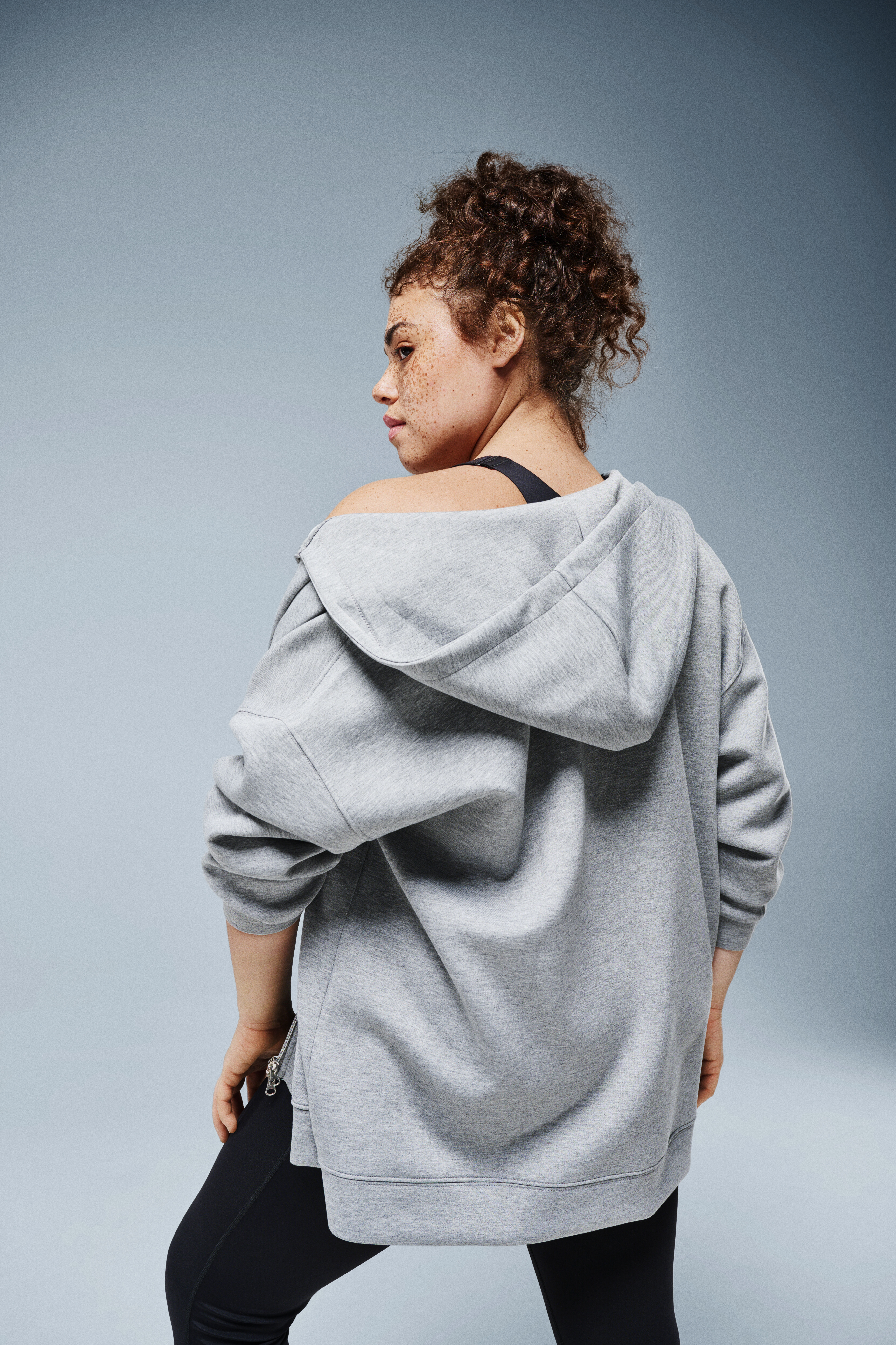 Zizzi Sports look med h&aelig;ttetr&oslash;je, , Model