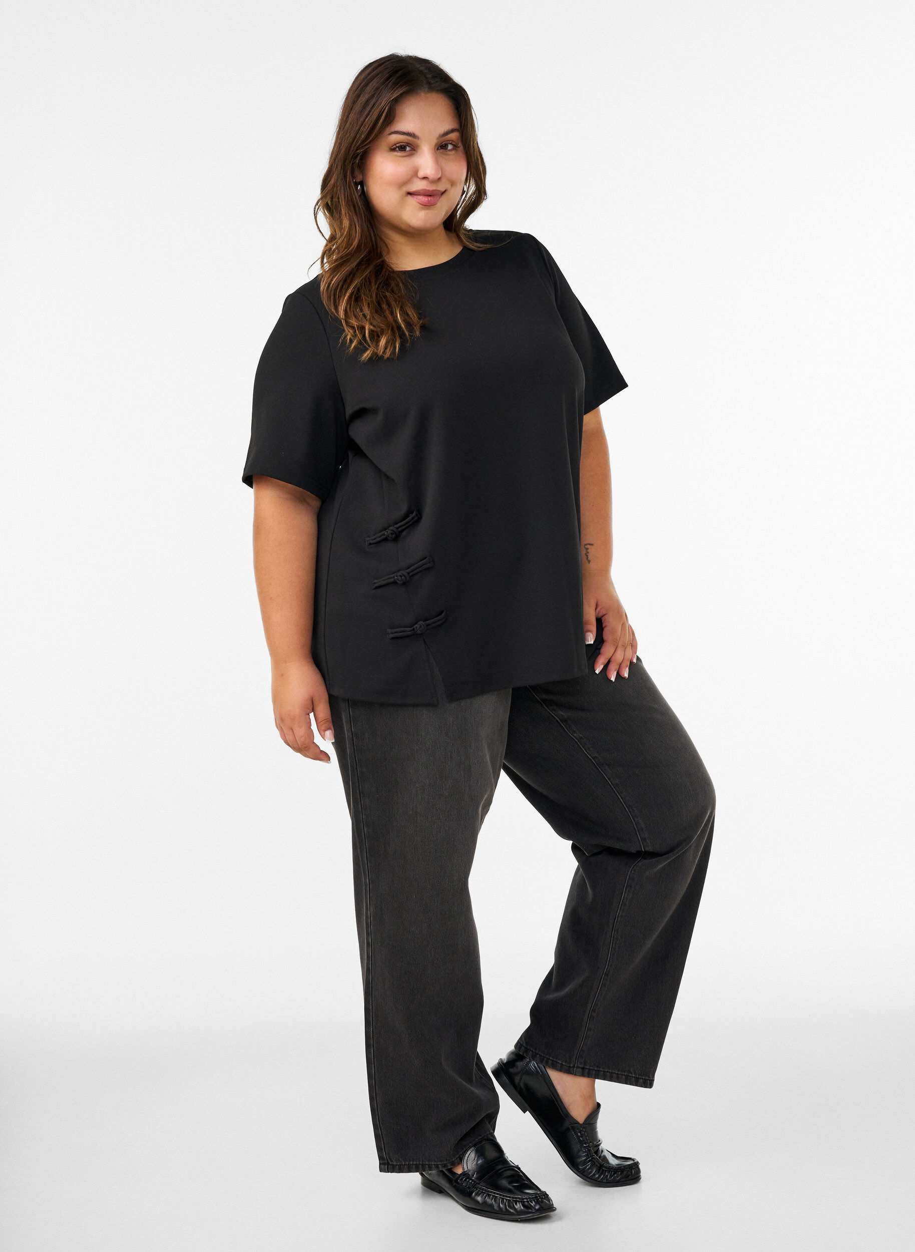 ZizziT-shirt med slids og dekorative knudelukninger , Sort, Model image number 1
