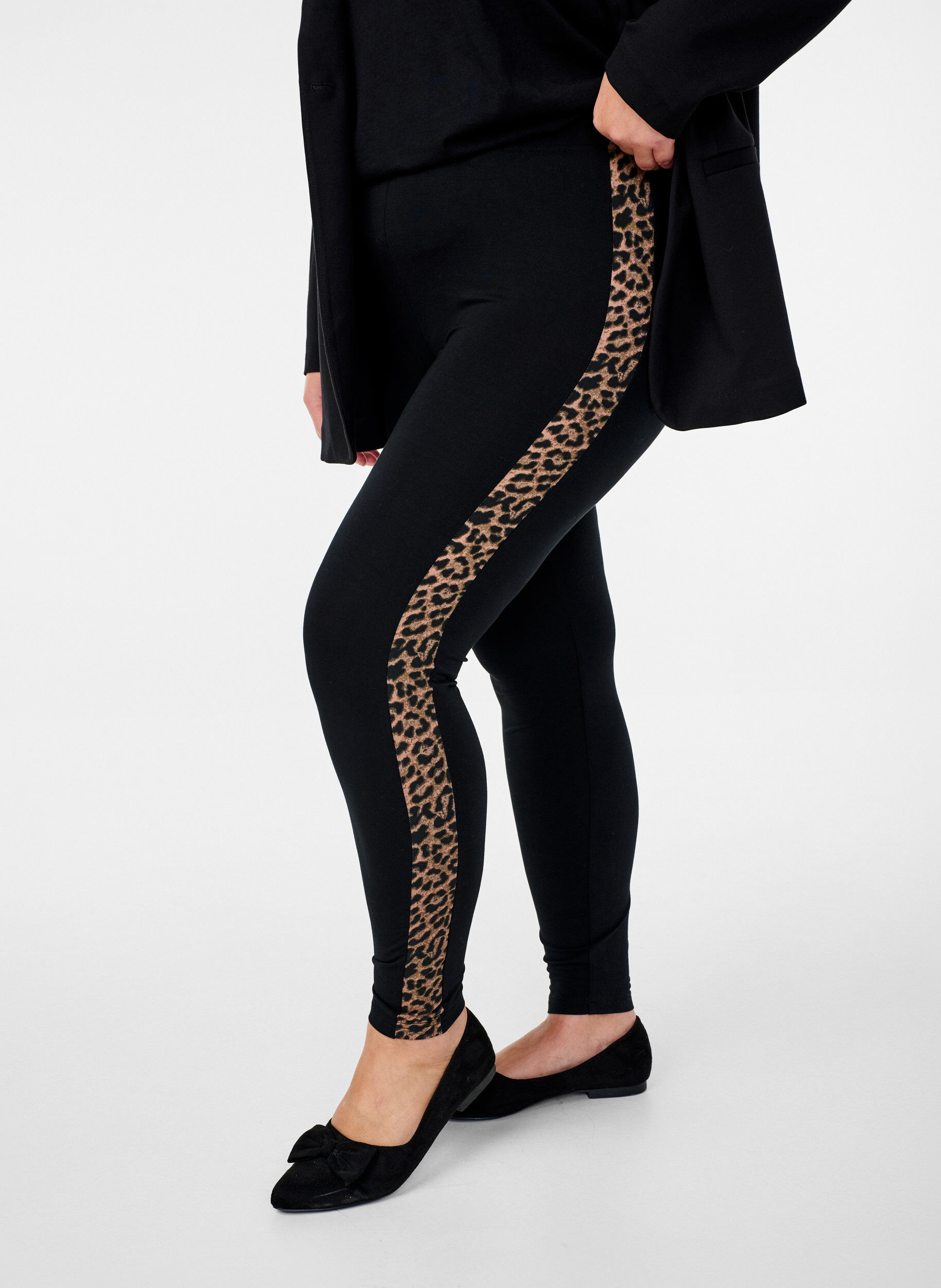 Zizzi Leggings i viskose med leoprint-stribe, Black W. Leo, Model image number 0