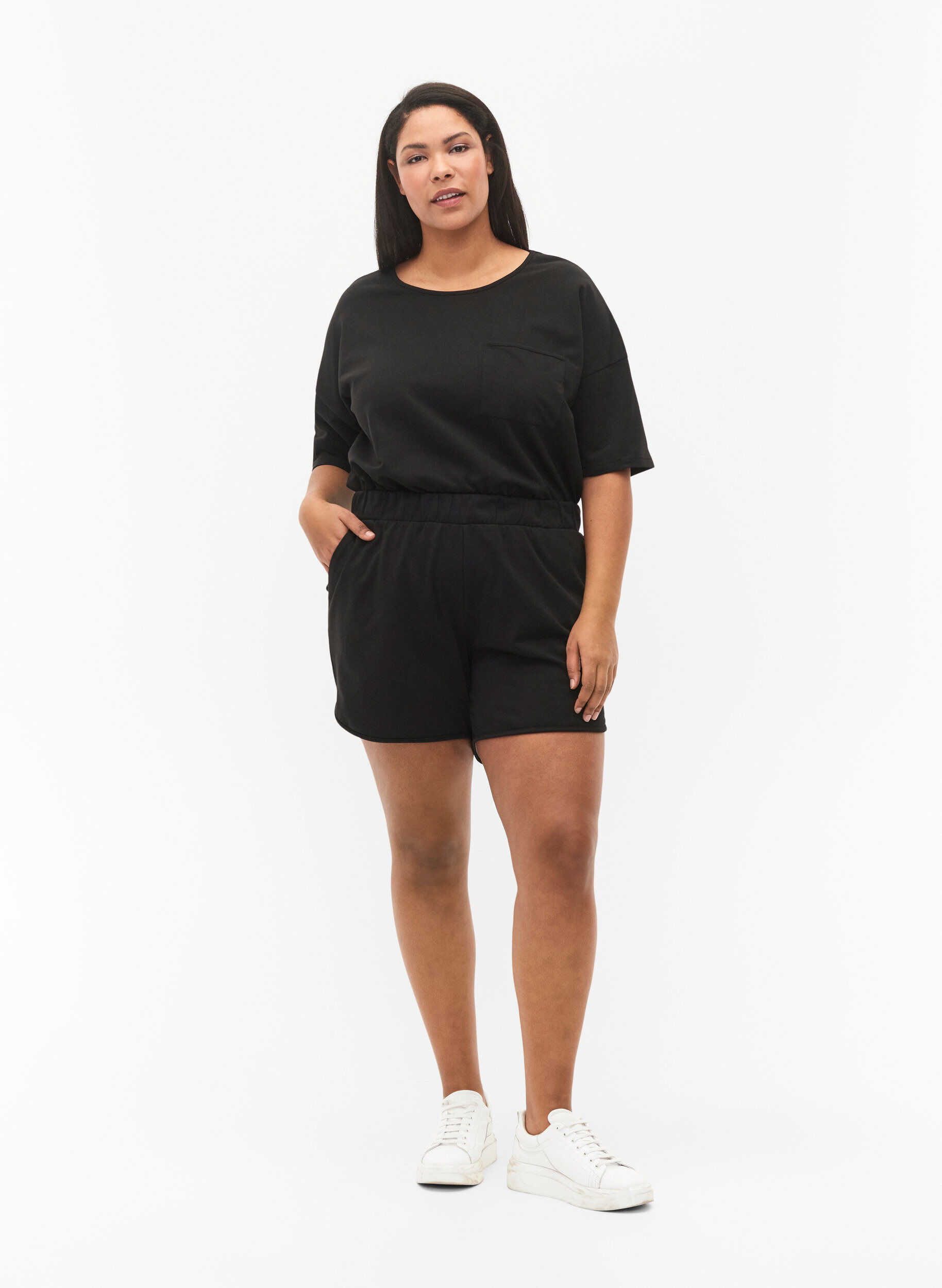 Zizzi Ensfarvede sweatshorts med lommer, Black, Model image number 3