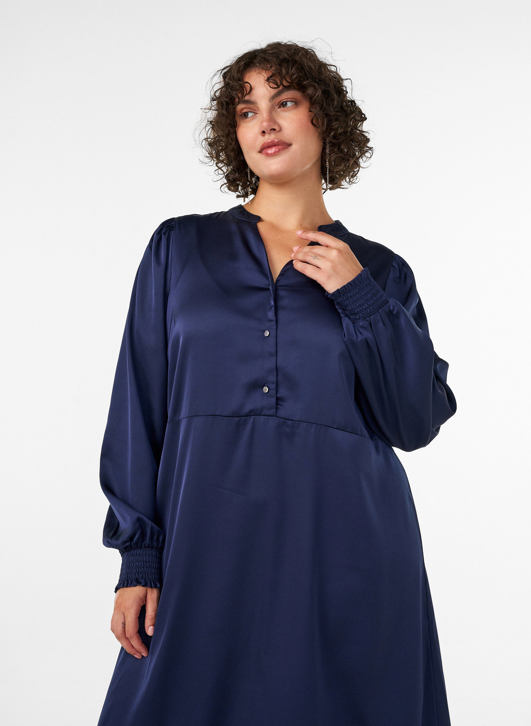 ZizziSatinkjole med lange &aelig;rmer og V-udsk&aelig;ring, Bl&aring;, Model image number 2