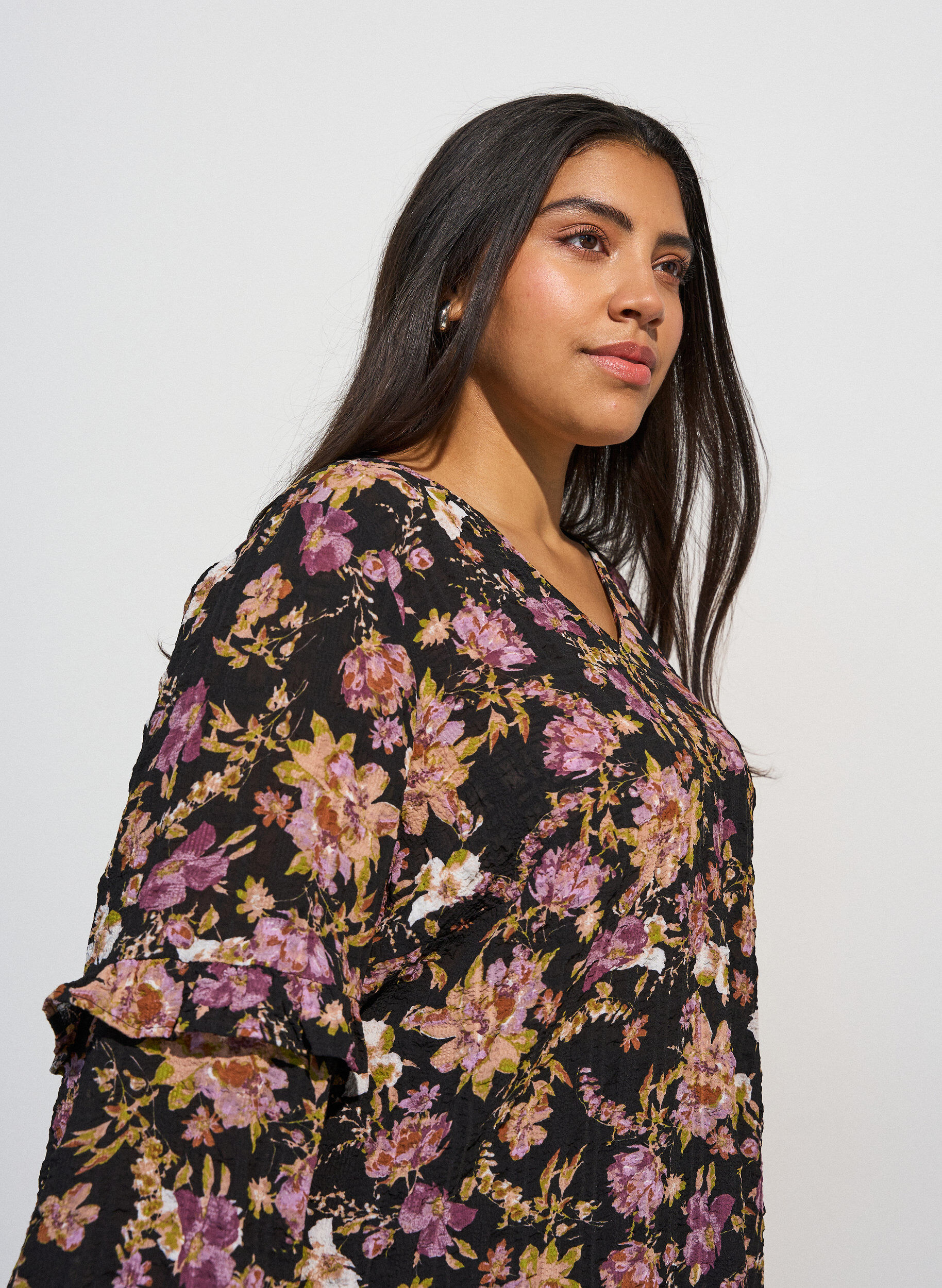 ZizziBluse med blomsterprint og fl&aelig;sedetaljer, Sort, Model image number 3