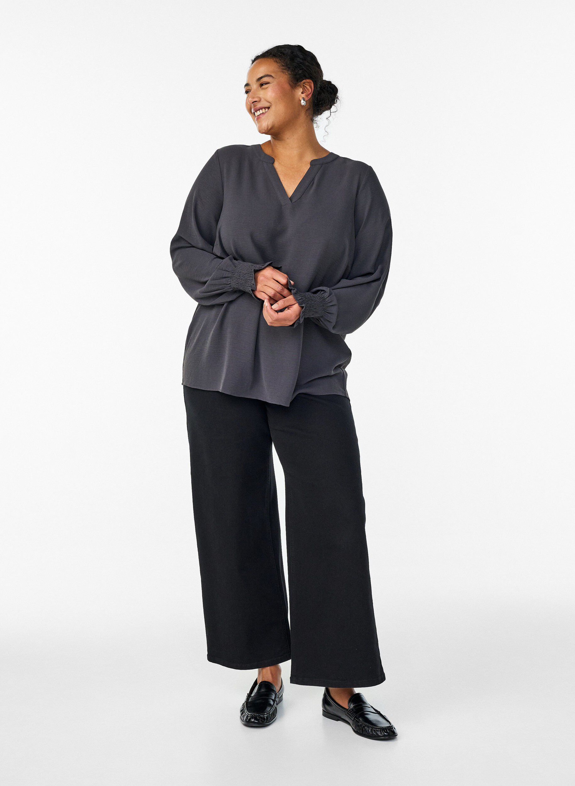 Zizzi Bluse med smock manchetter og V-udsk&aelig;ring, Gr&aring;, Model image number 1