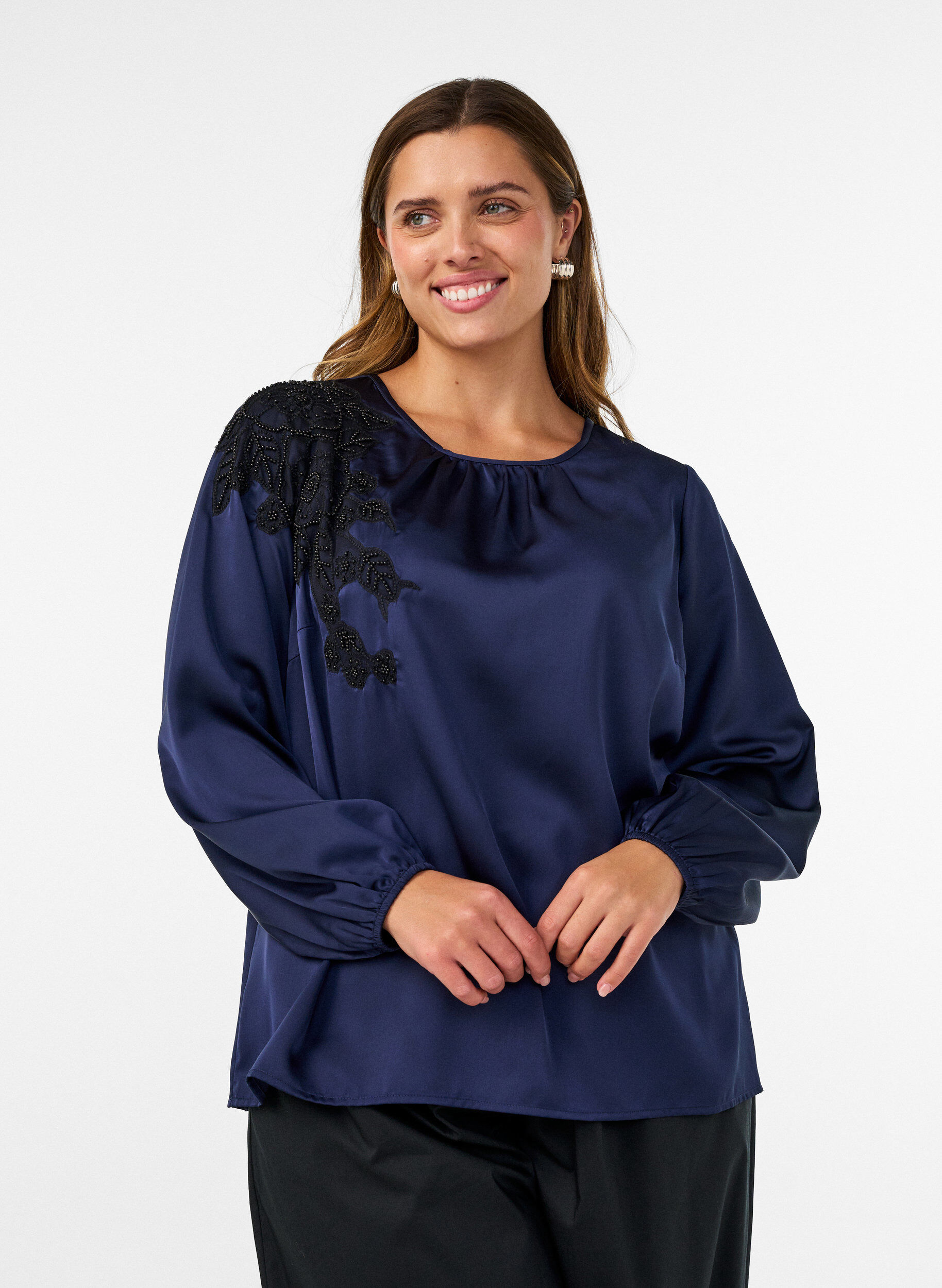 ZizziSatinbluse med blondeapplikation og perler, Bl&aring;, Model image number 0