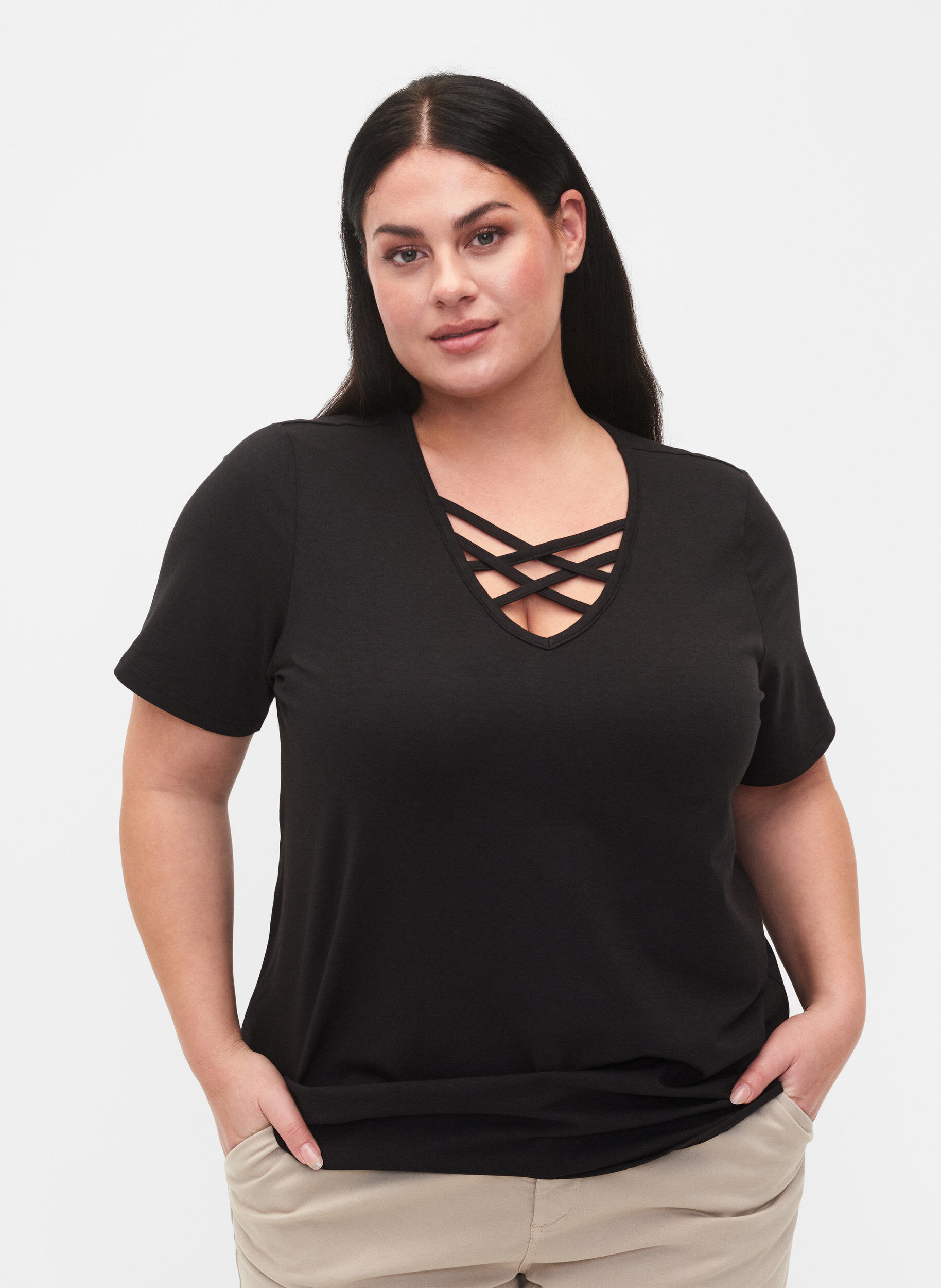 Zizzi T-shirt med v-udsk&aelig;ring og krydsdetalje, Black, Model image number 0