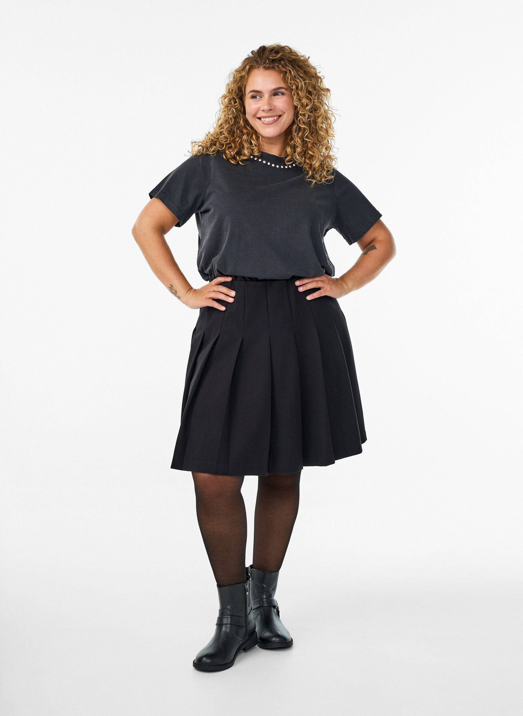 ZizziKort plisseret nederdel med elastisk talje, Sort, Model image number 1