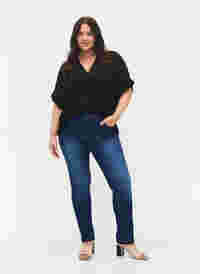 Slim fit Emily jeans med normal talje, Blue denim, Model