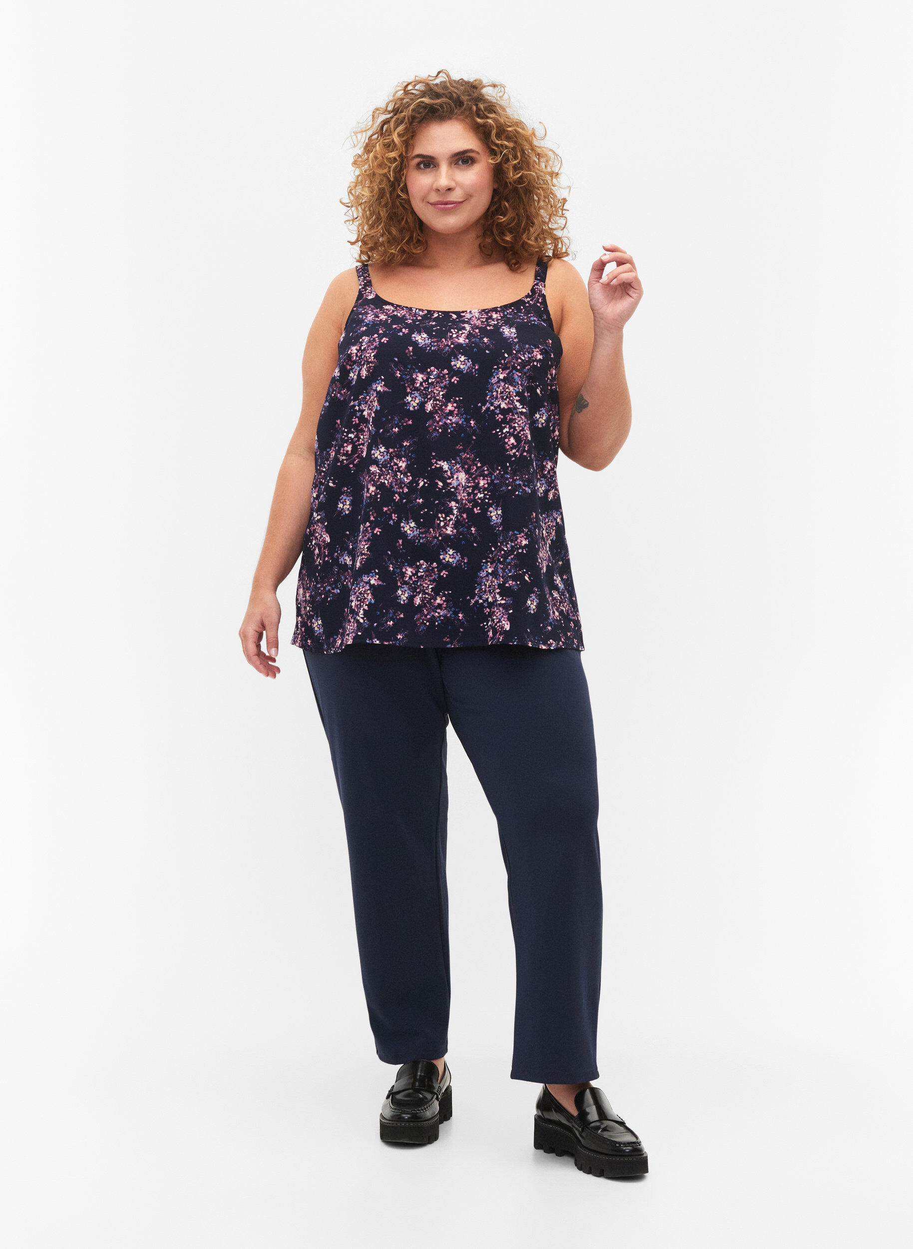 Zizzi FLASH - Top med print, Navy Rose Flower, Model image number 2