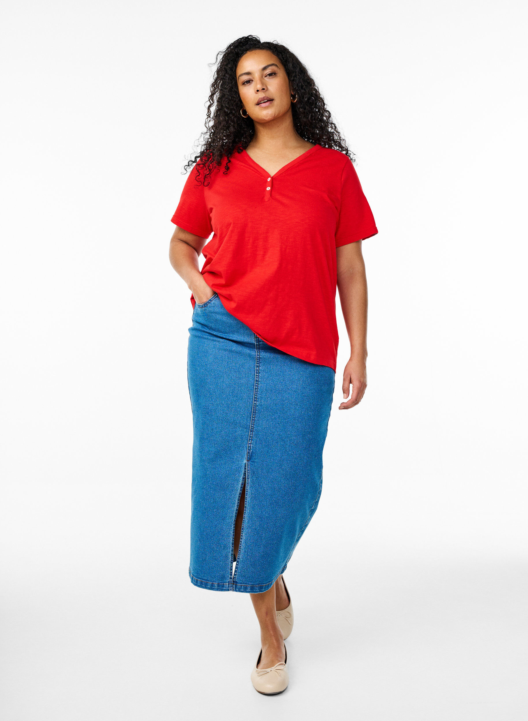 ZizziT-shirt med knapdetalje, R&oslash;d, Model image number 1