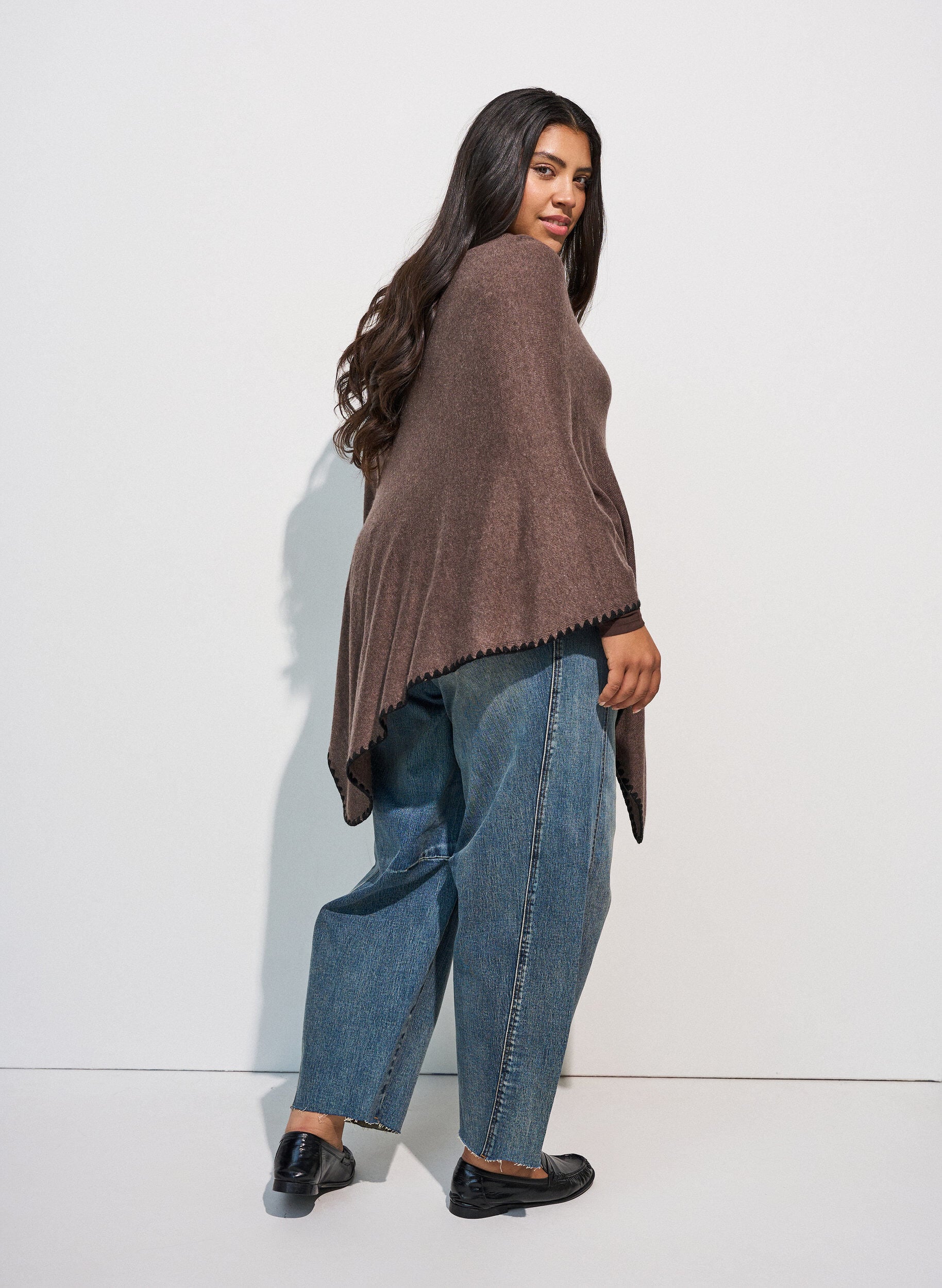 ZizziFinstrikket poncho, Brun, Model image number 2