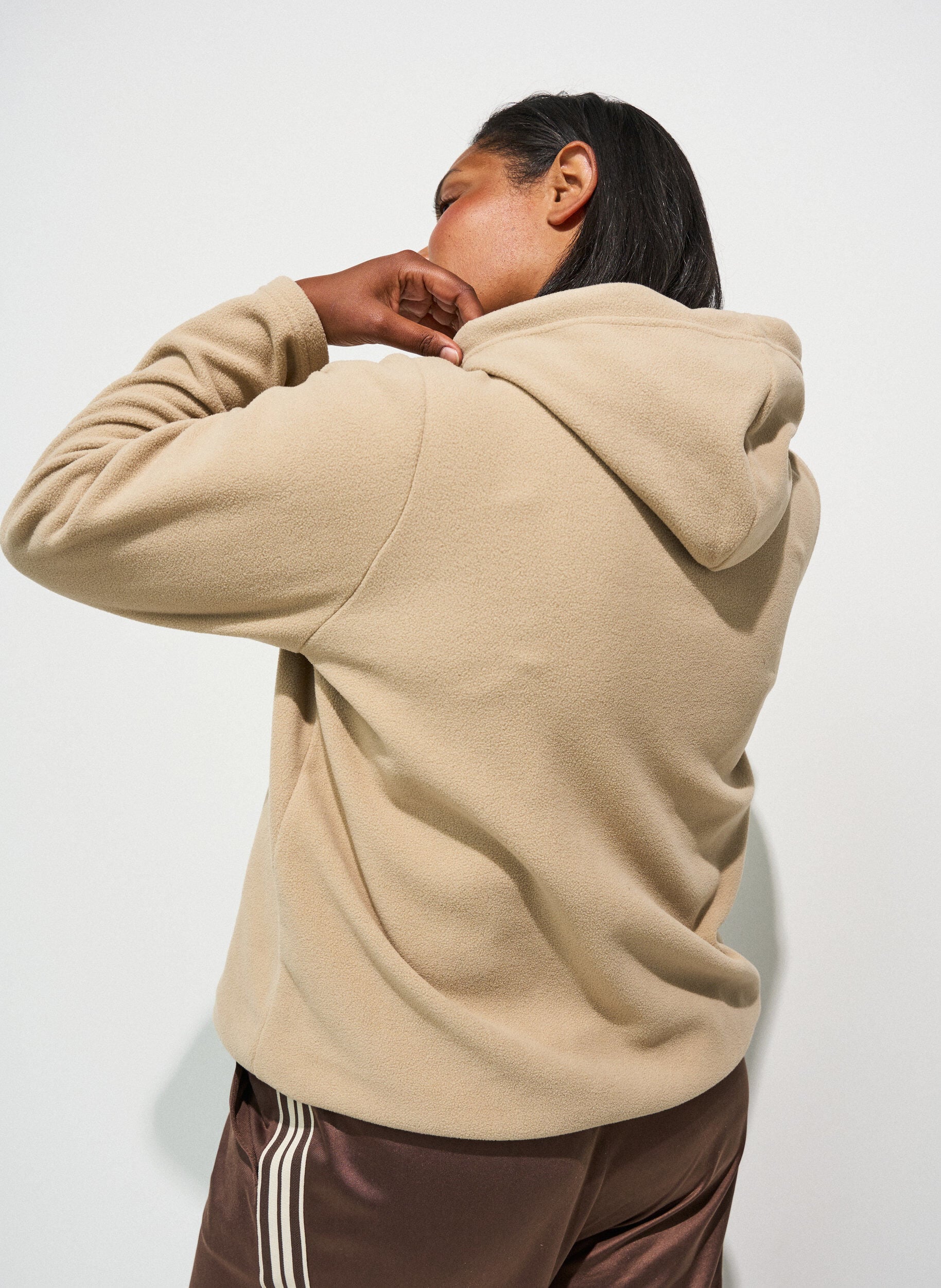 ZizziFleecehoodie med h&oslash;j hals og broderet tekst, Beige, Model image number 1