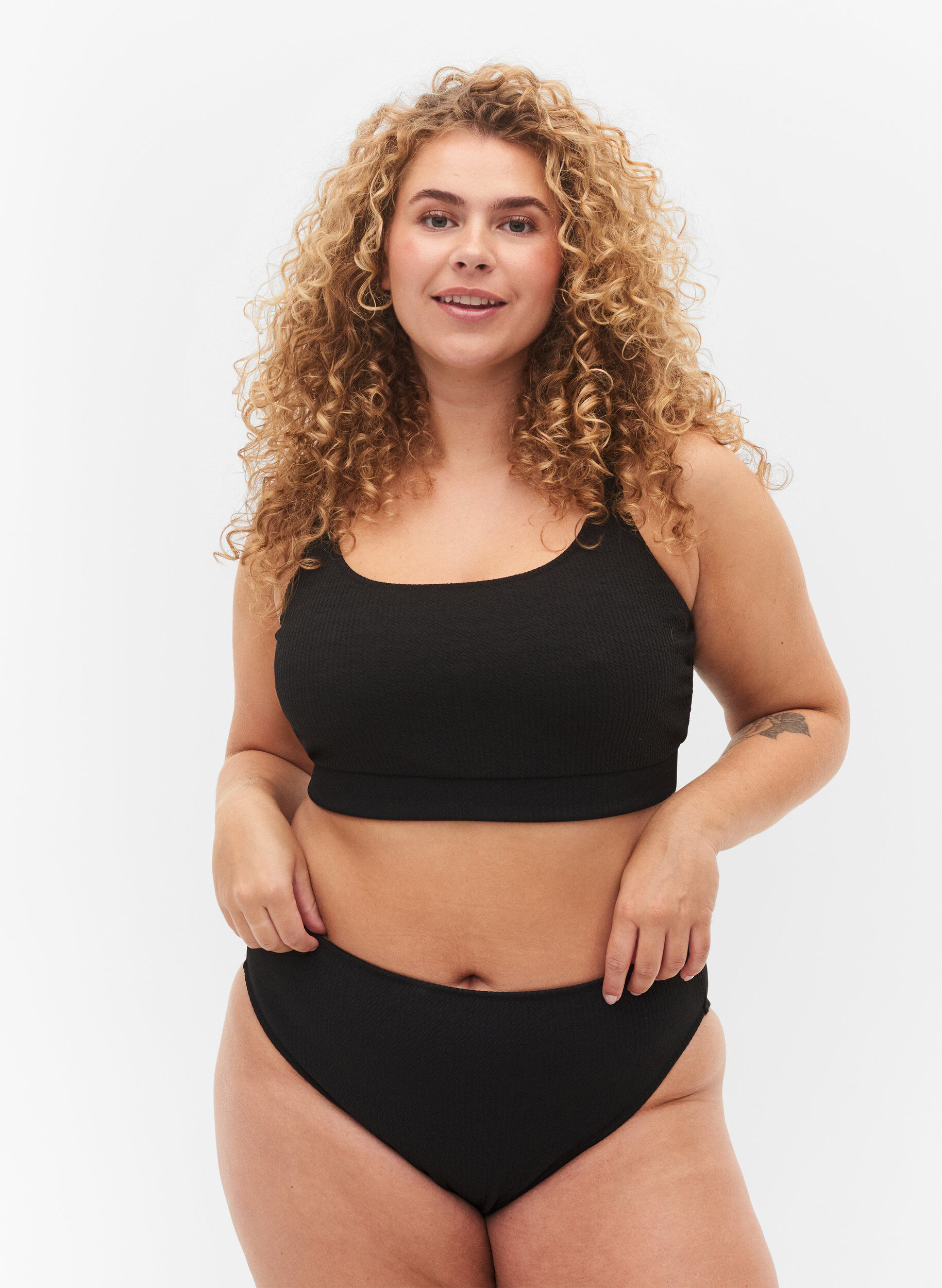 Zizzi H&oslash;jtaljet bikini trusse med crepe struktur, Black, Model image number 0