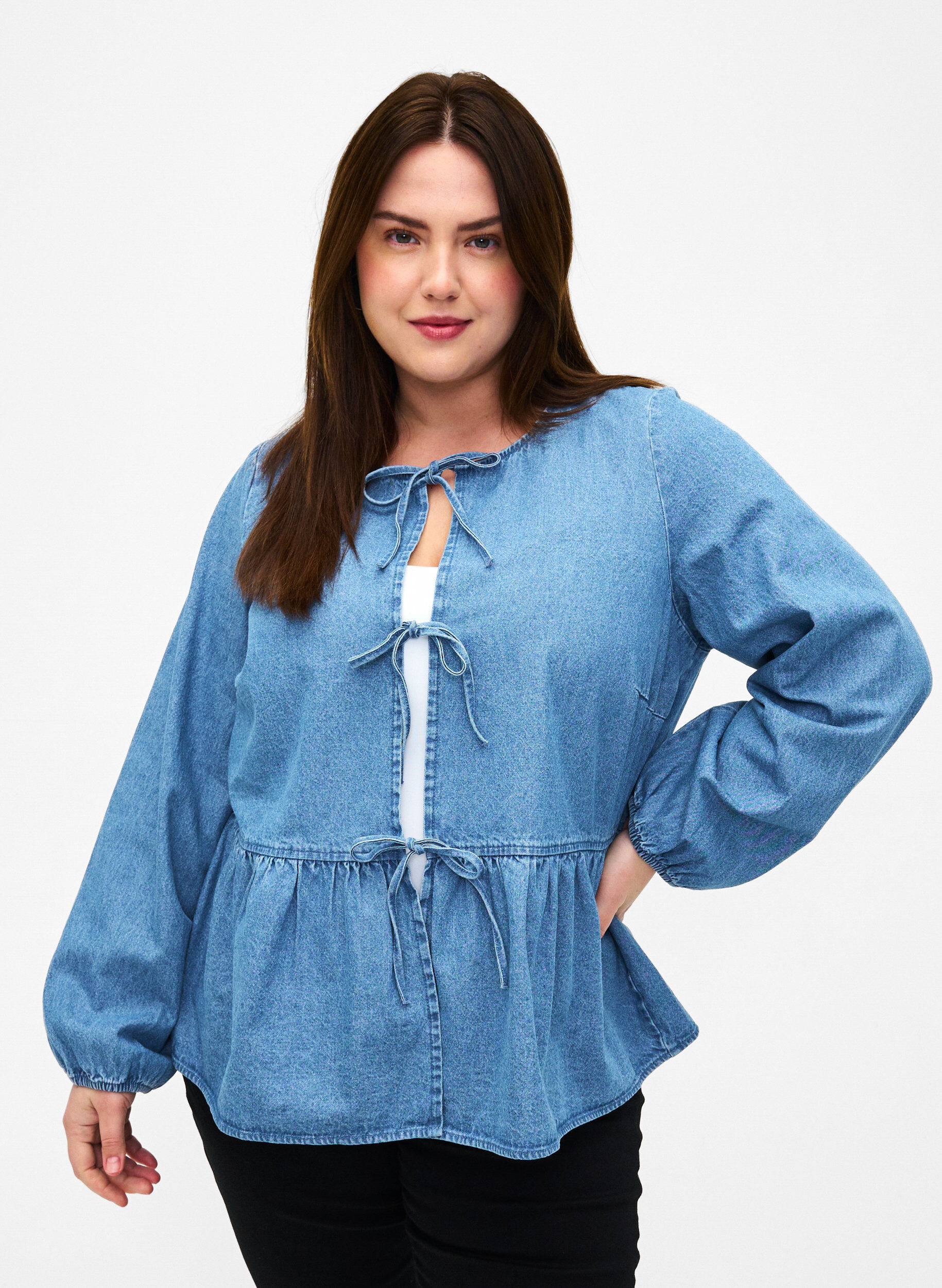 Zizzi Peplum bluse i denim med bindelukning, Light Blue Denim, Model image number 0