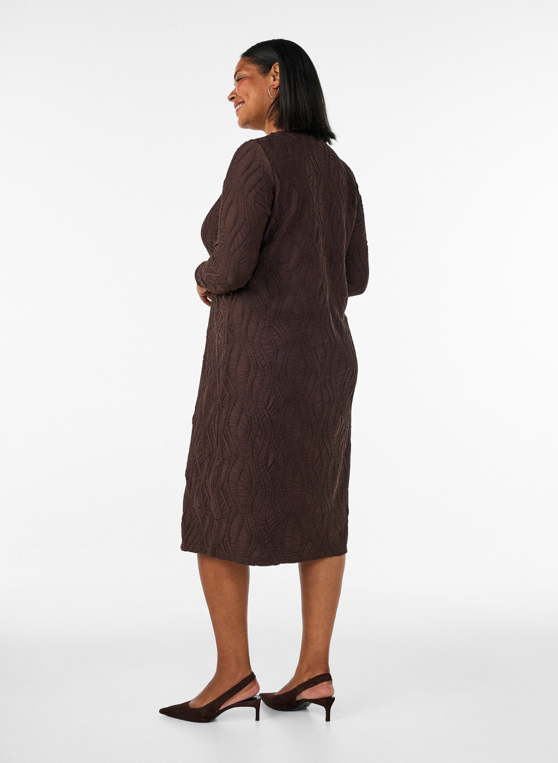 ZizziMidikjole med b&oslash;lgende struktur og lange &aelig;rmer, Brun, Model image number 1