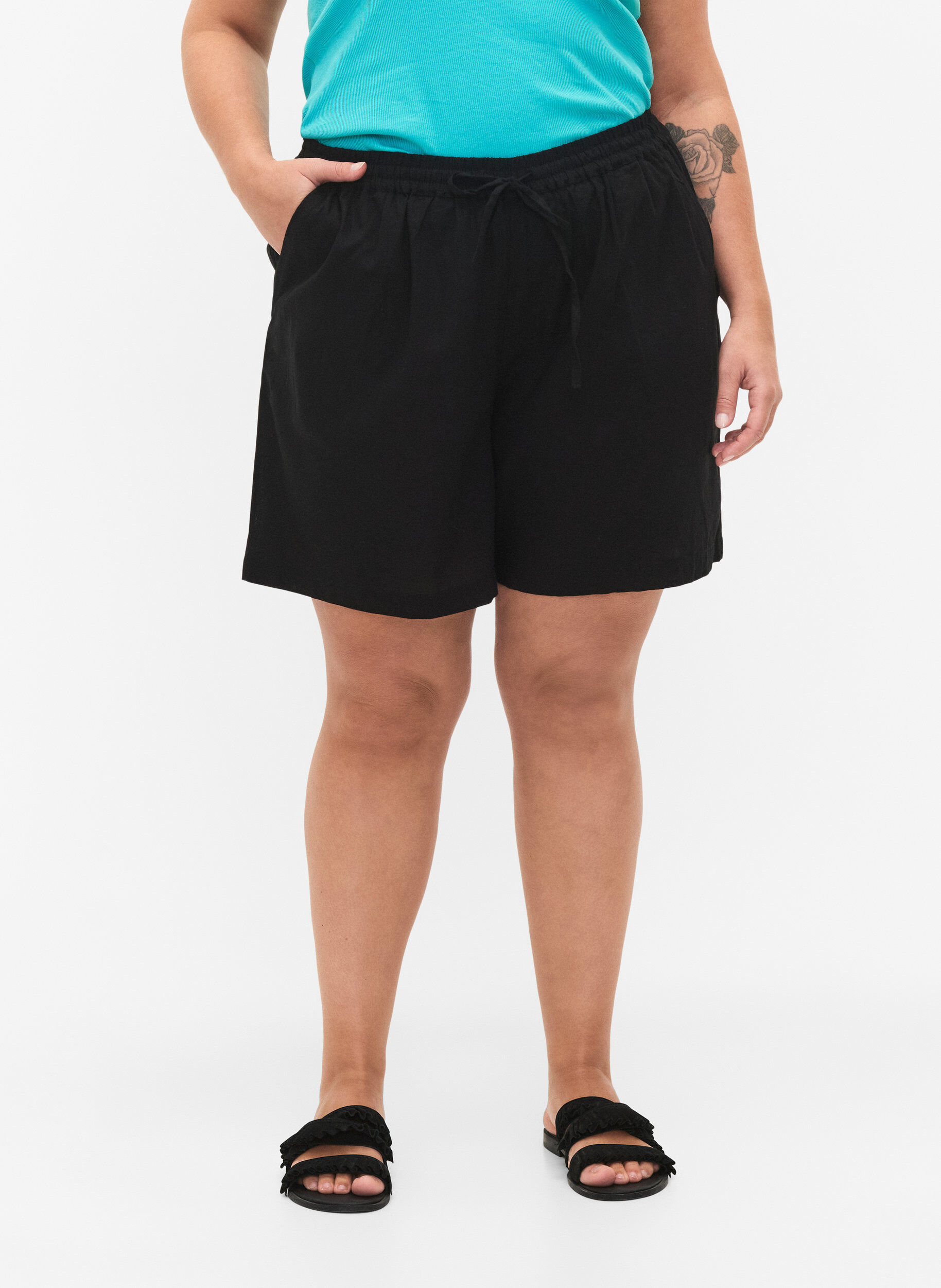 Zizzi L&oslash;se shorts i bomuldsmix med h&oslash;r, Black, Model image number 2