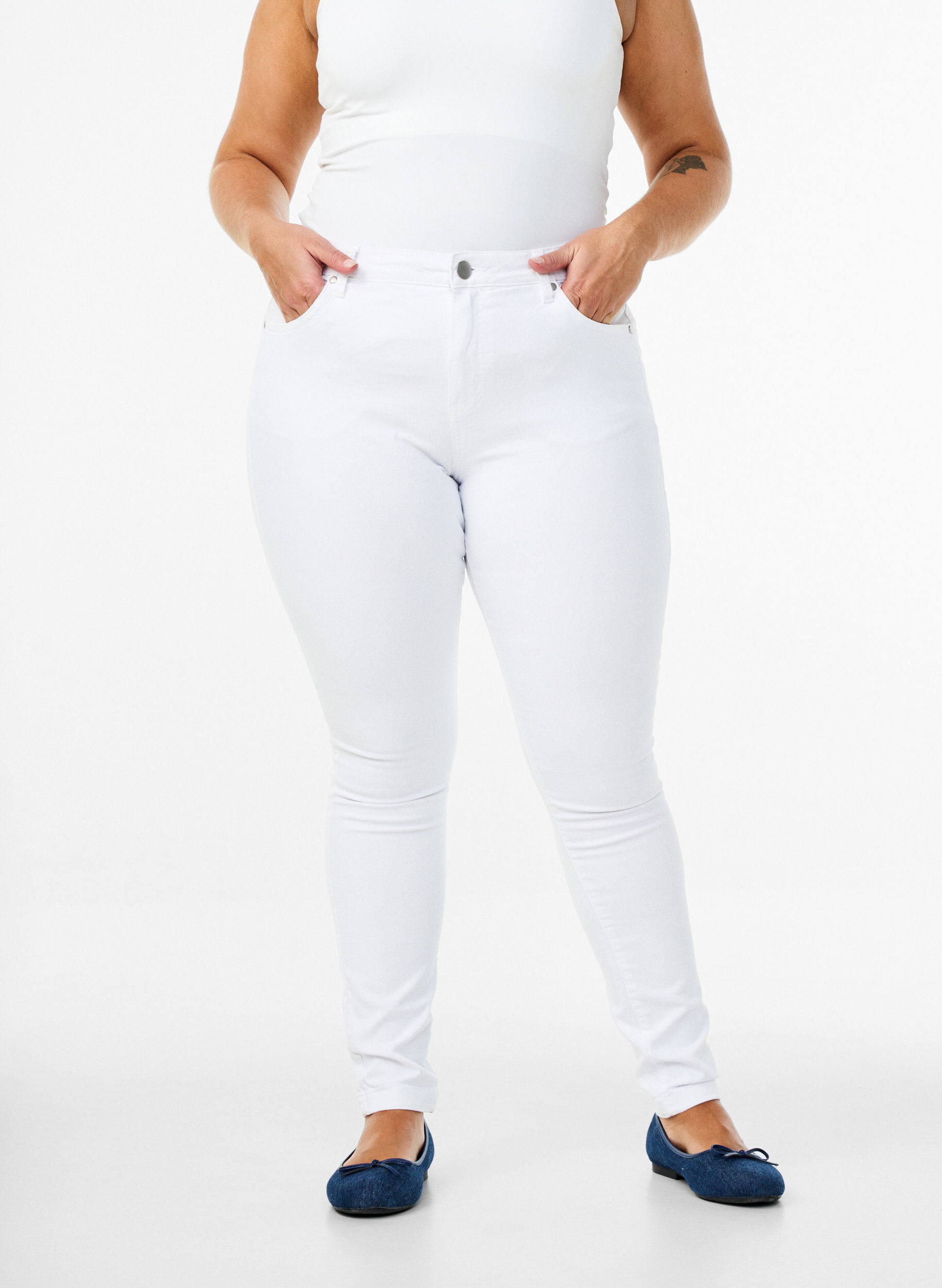 Zizzi H&oslash;jtaljede super slim Amy jeans, Hvid, Model image number 2