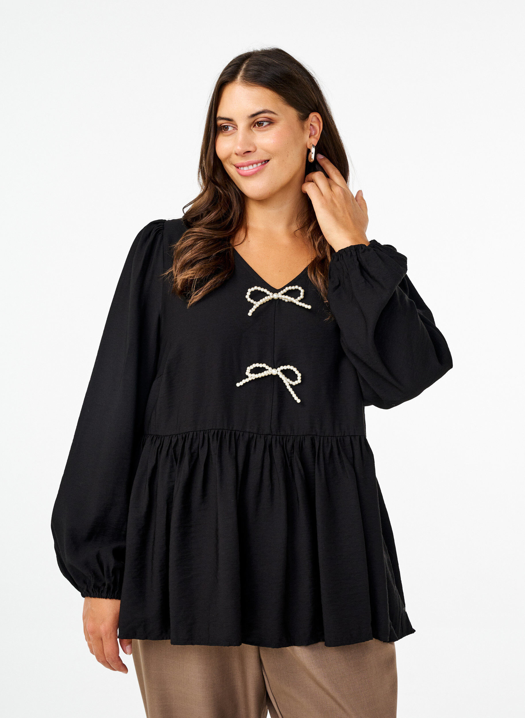Zizzi Bluse med perlesl&oslash;jfer og lange &aelig;rmer, Black, Model image number 0
