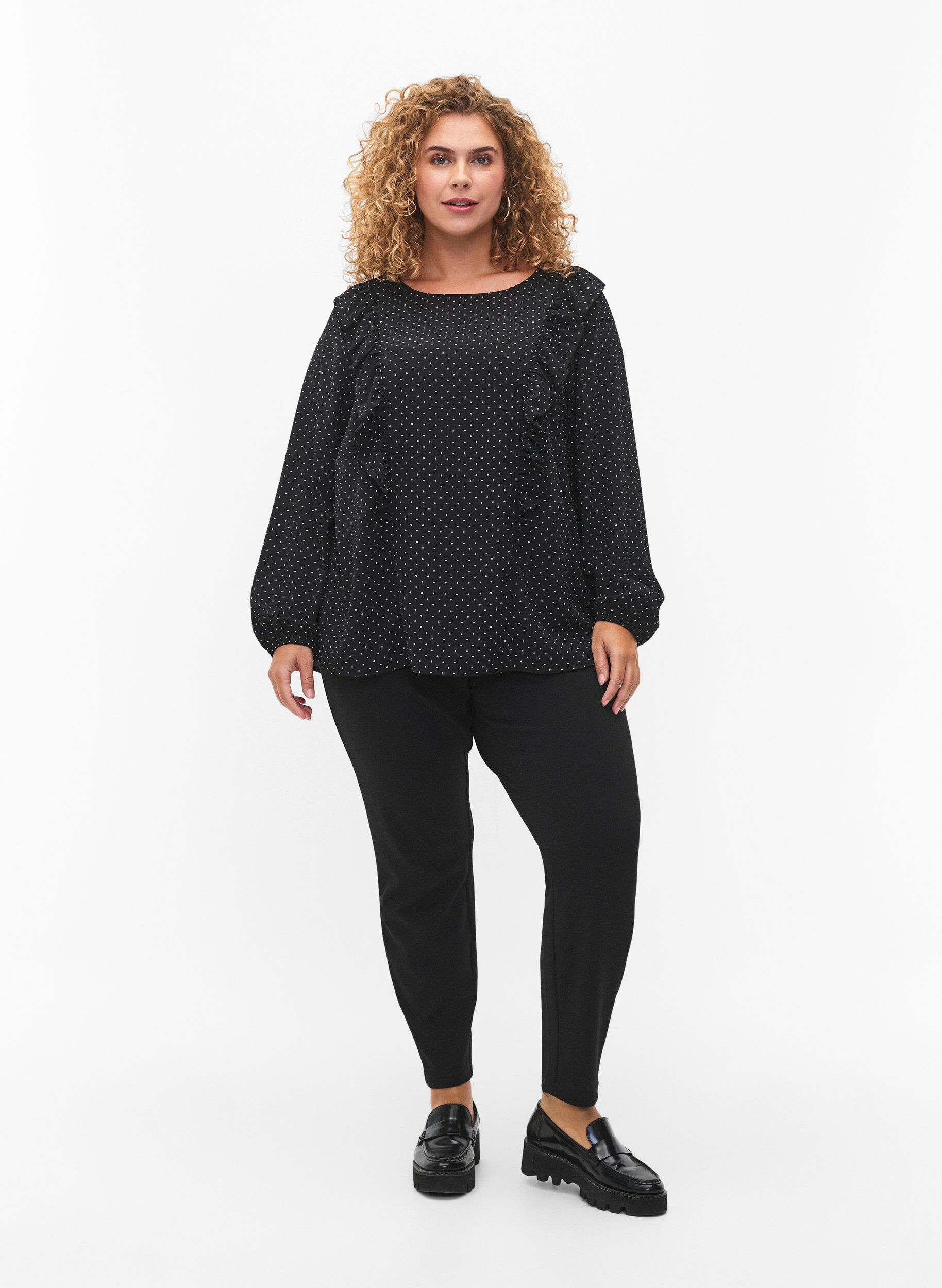 Zizzi Lang&aelig;rmet bluse med fl&aelig;ser, Black Dot, Model image number 2