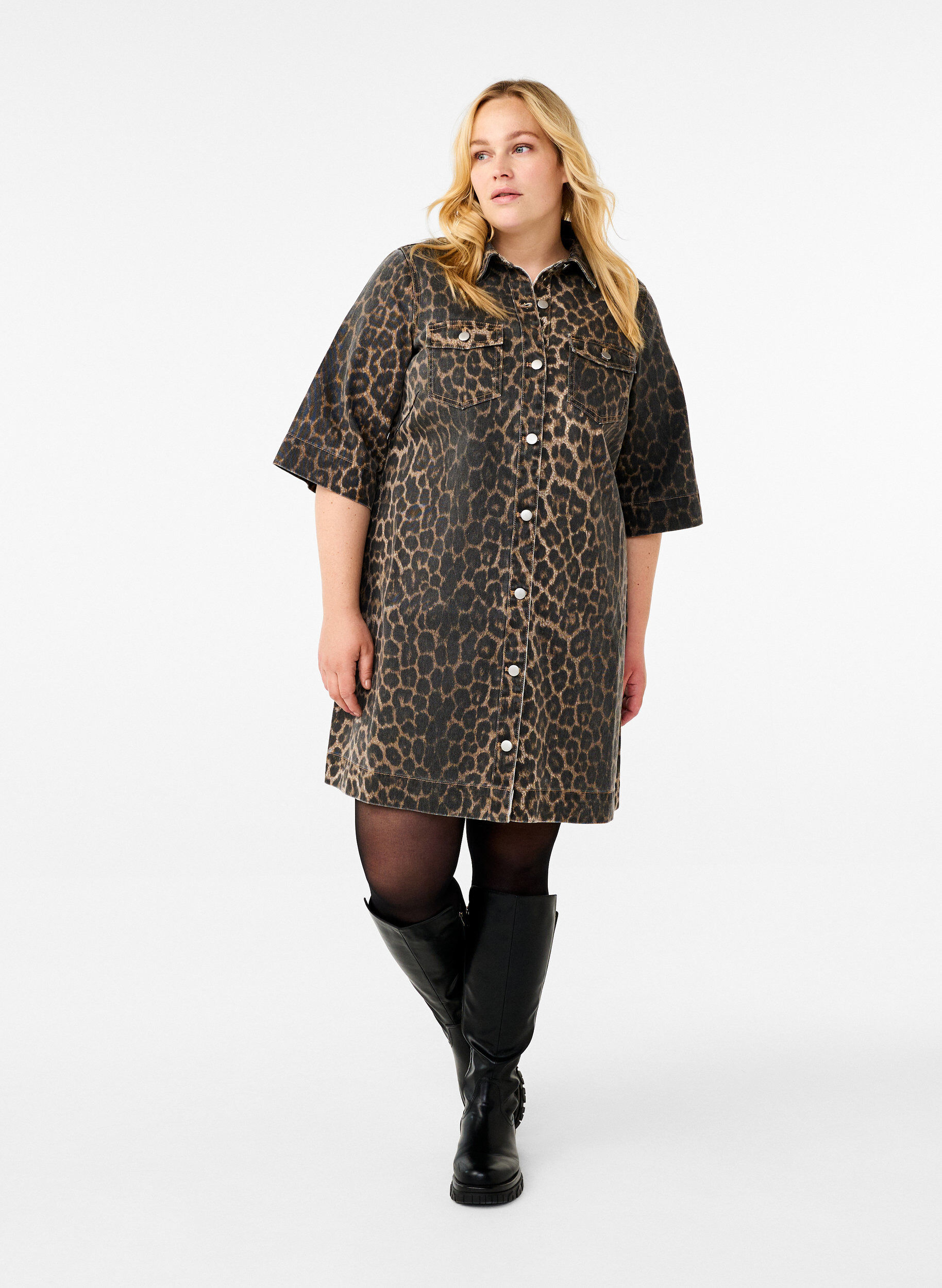 Zizzi Kort&aelig;rmet denimkjole med leopardprint, LEO AOP, Model image number 2