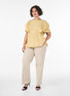 Bluse med smock-struktur og fl&aelig;se&aelig;rmer, Gul, Model image number 1