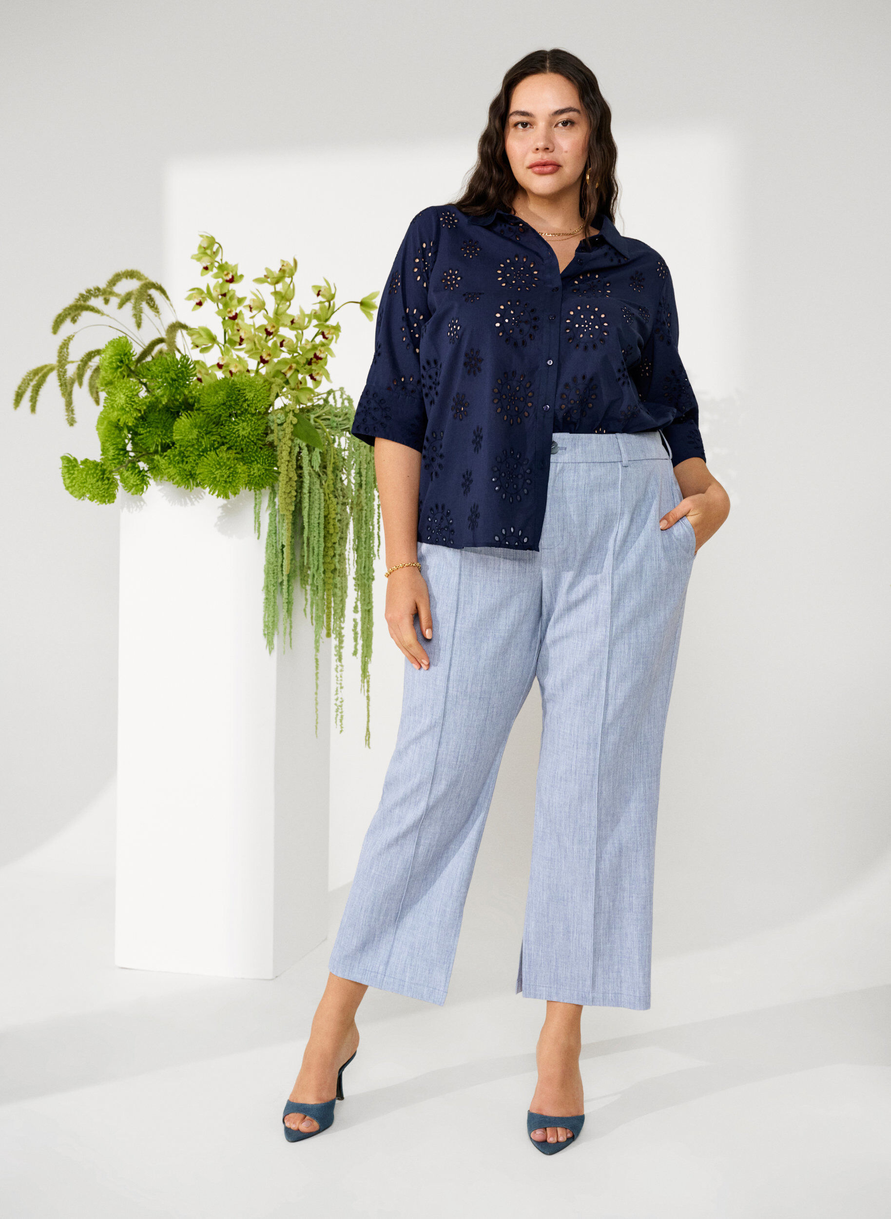 Zizzi Skjortebluse med broderi anglaise og 3/4 &aelig;rmer, Navy Blazer, Image image number 0