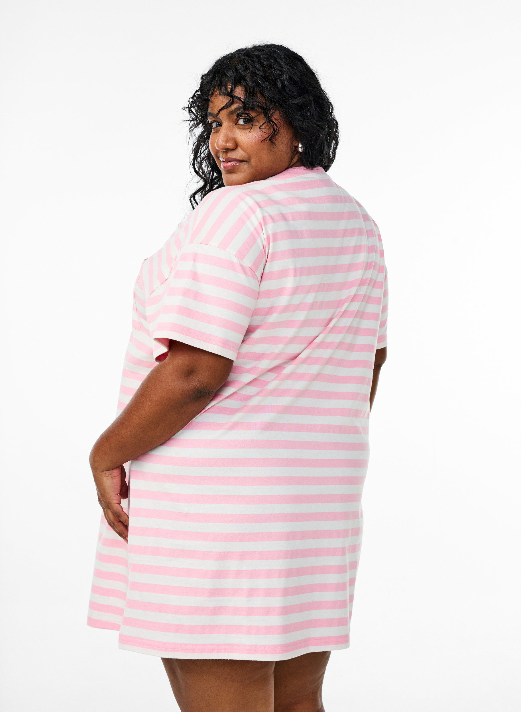 Zizzi Lang nat-t-shirt i &oslash;kologisk bomuld med striber, Lyser&oslash;d, Model image number 2