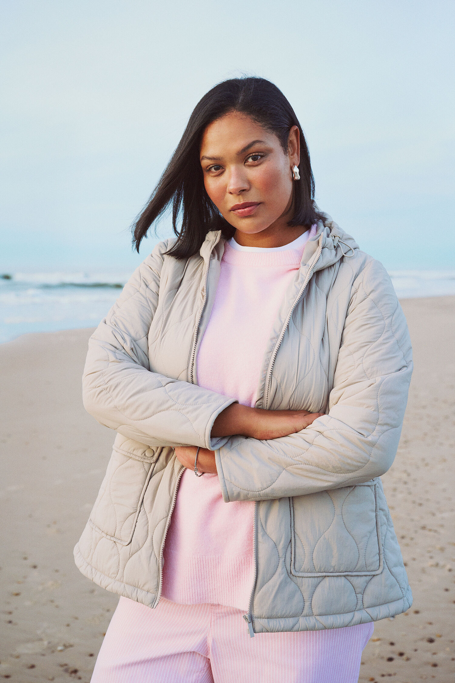 Quiltet jakke med lyser&oslash;de toner, , Model