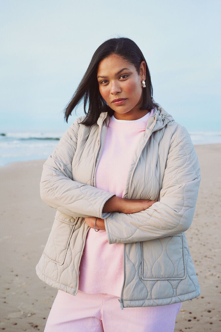 Quiltet jakke med lyserøde toner, , Model