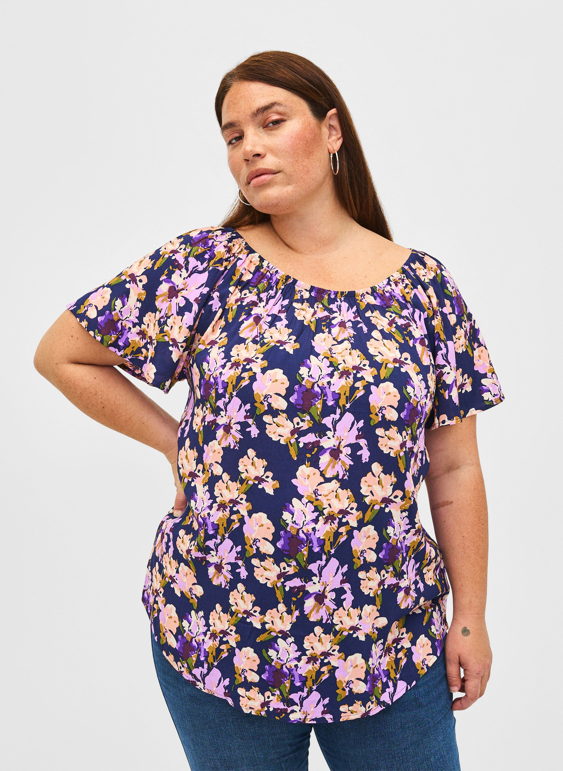 Zizzi Blomstret viskose bluse med korte &aelig;rmer, Small Flower AOP, Model image number 0