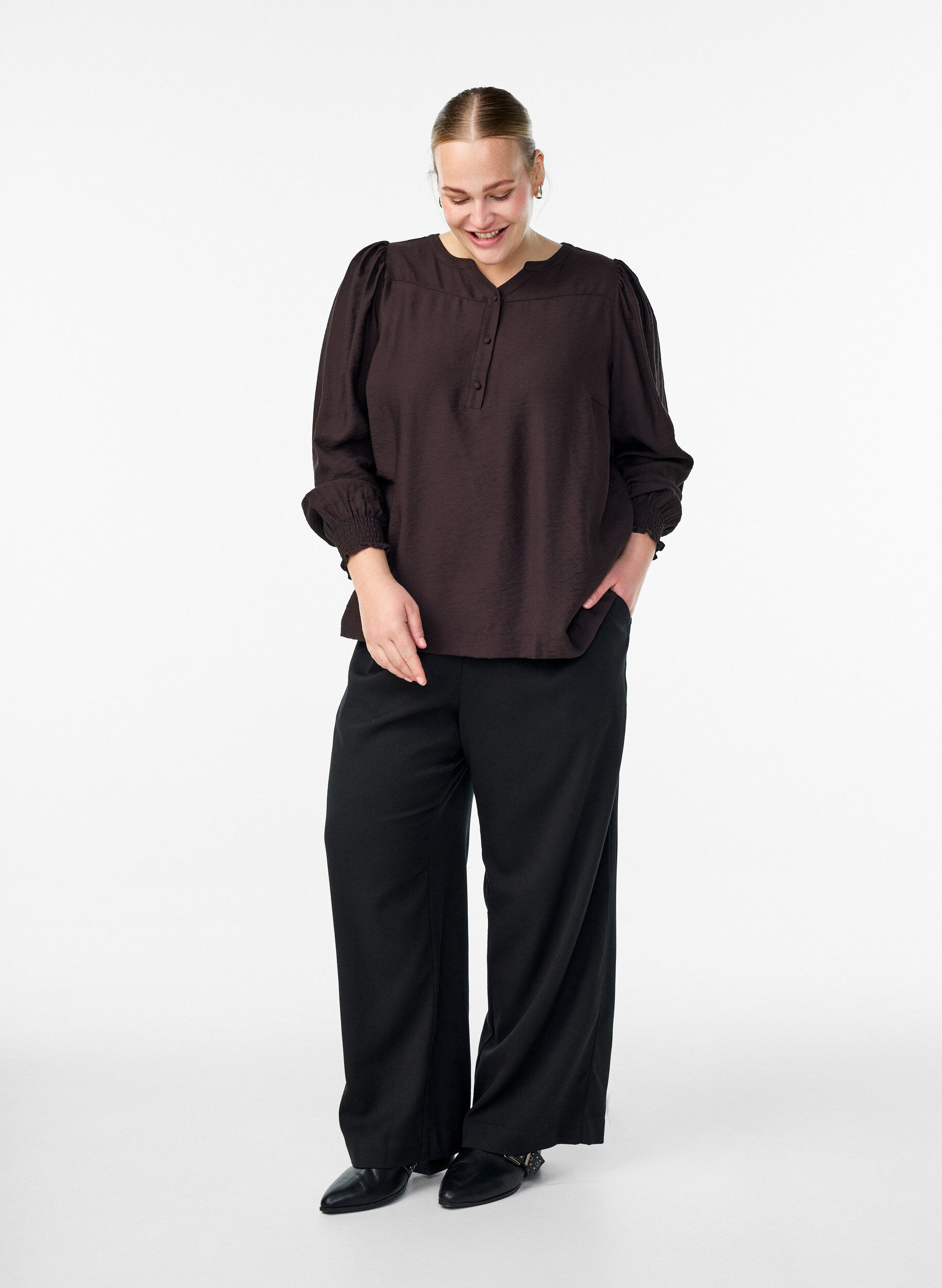 ZizziViskosebluse med smock og rynkedetaljer, Brun, Model image number 1
