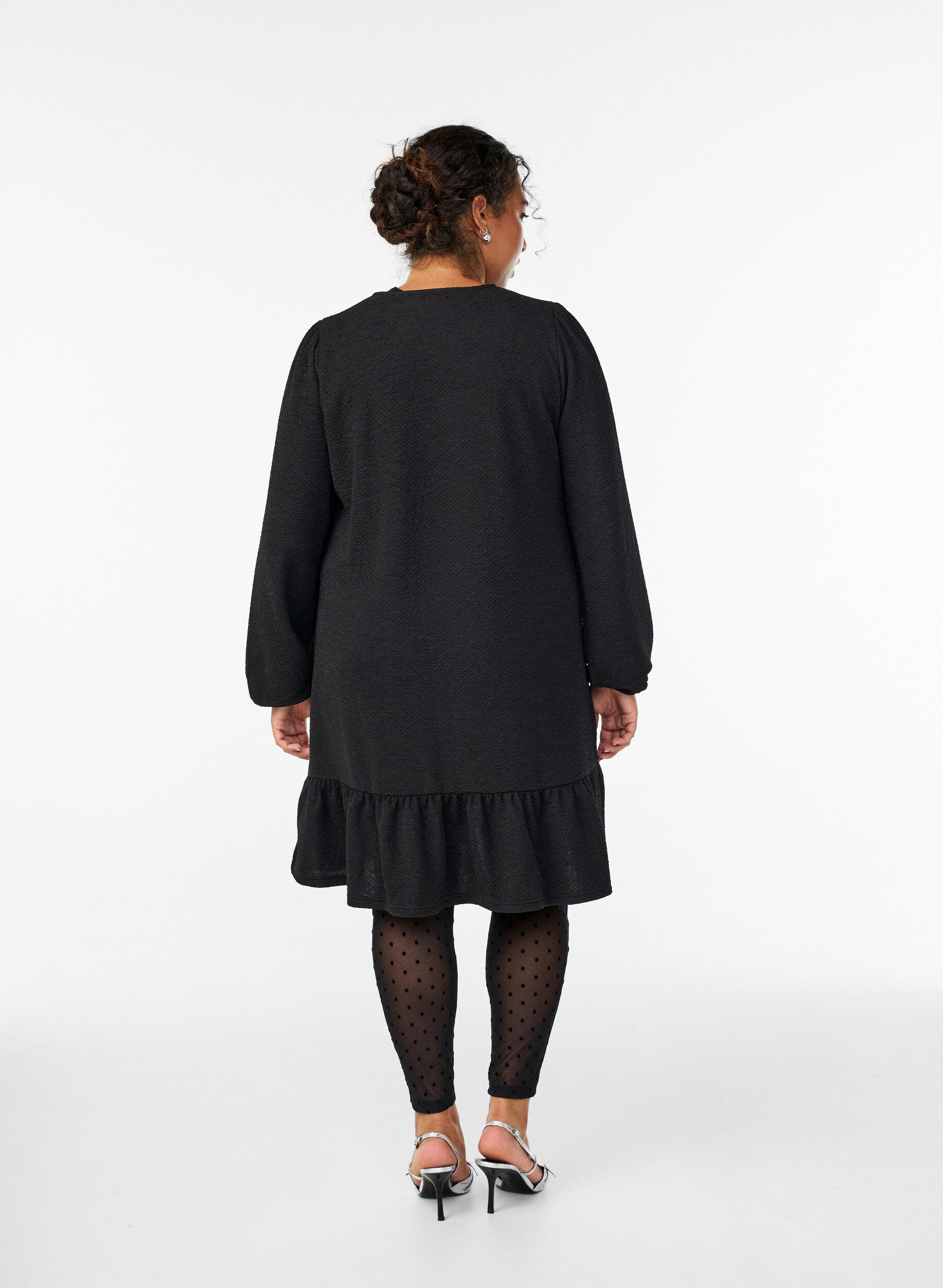 Zizzi Kort kjole med struktur og fll&aelig;sekant, Sort, Model image number 2